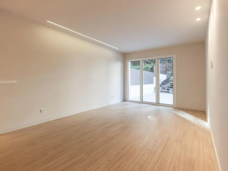 Exclusive renovated apartment with private garden in Barcelona