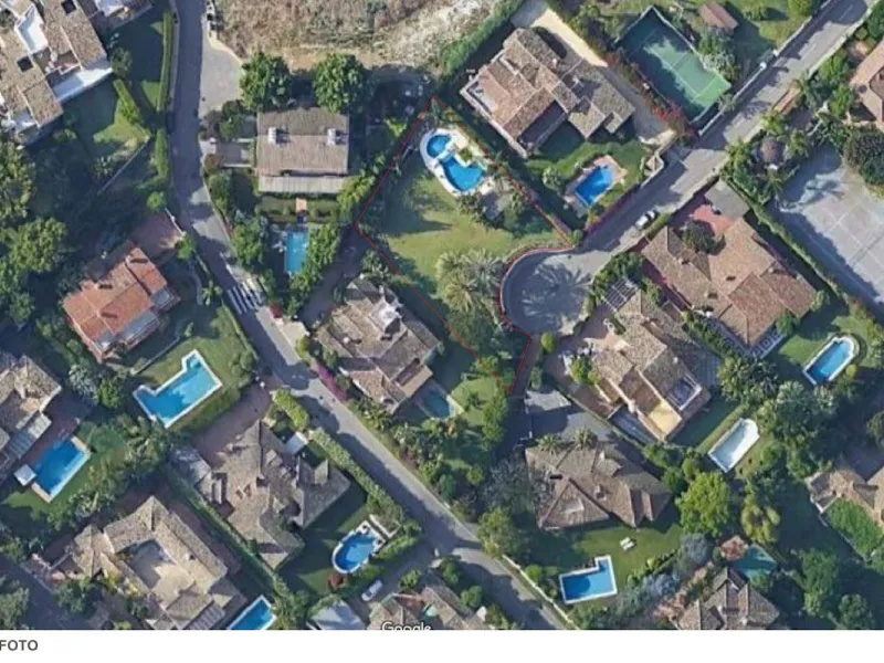 AMAZING OPPORTUNITY– Exclusive Plot for Sale in GUADALMINA BAJA – With Projects & Licence Included