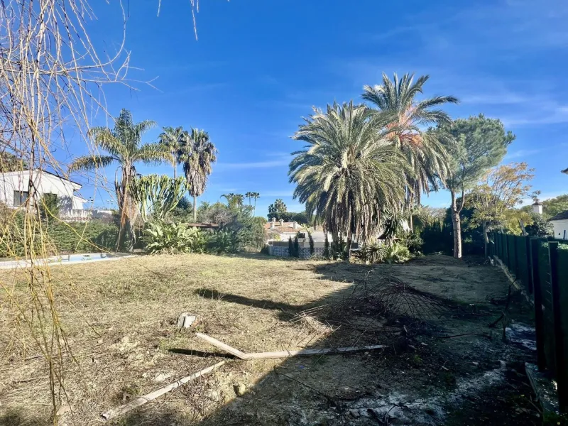 AMAZING OPPORTUNITY– Exclusive Plot for Sale in GUADALMINA BAJA – With Projects & Licence Included