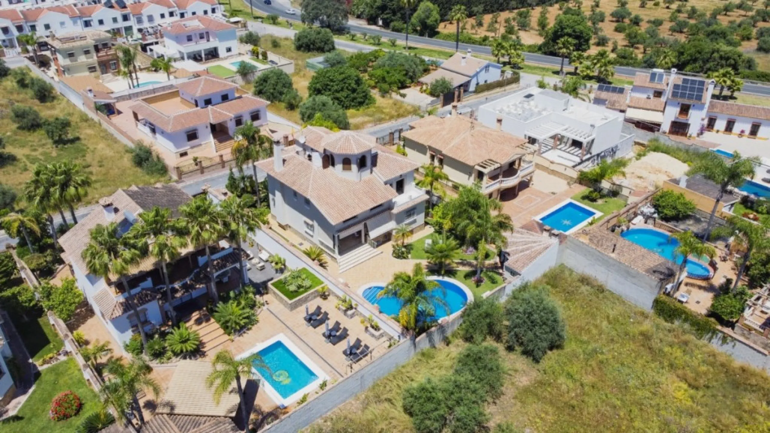 House - Detached Villa в продаже в Alhaurín el Grande, Málaga. В доме 6 спален и 4 ванных комнат. Площадь дома 391 м². Площадь участка 751 м²