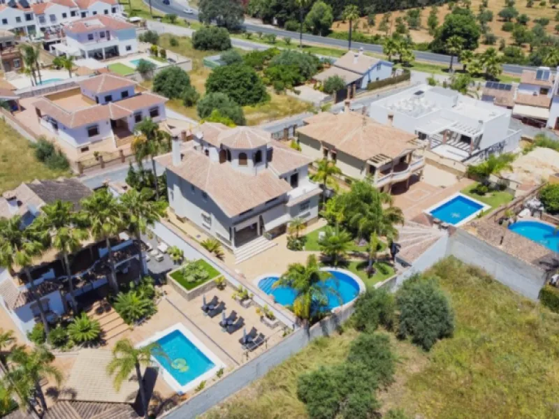 A spacious and very elegant classic-style villa in impeccable condition and built with high-quality materials, located in the well-known "La Paca" residential area.