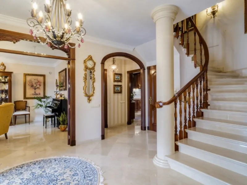 House - Detached Villa в продаже в Alhaurín el Grande, Málaga. В доме 6 спален и 4 ванных комнат. Площадь дома 391 м². Площадь участка 751 м²