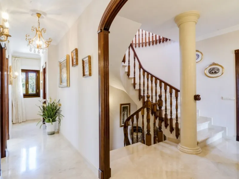House - Detached Villa в продаже в Alhaurín el Grande, Málaga. В доме 6 спален и 4 ванных комнат. Площадь дома 391 м². Площадь участка 751 м²