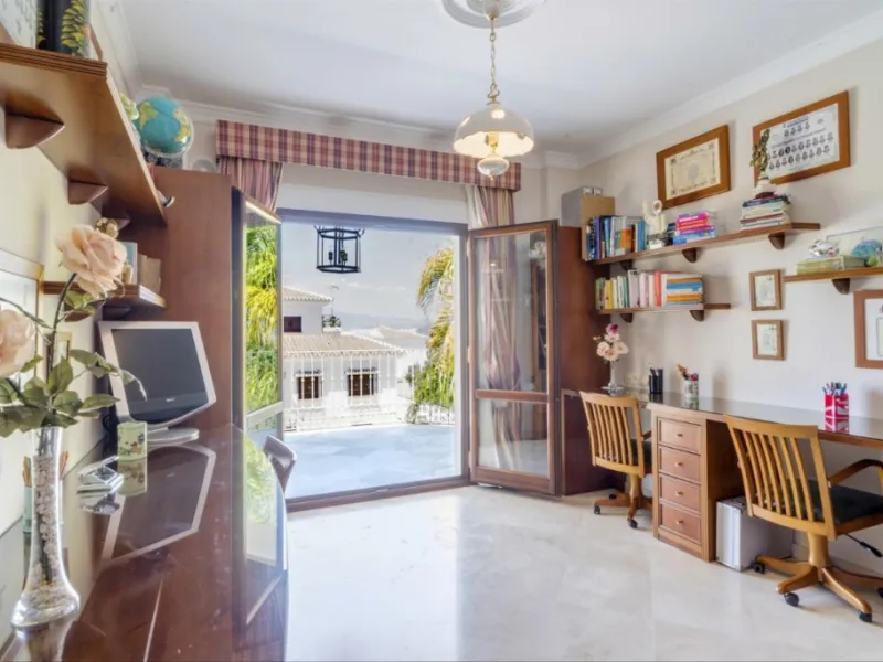 House - Detached Villa в продаже в Alhaurín el Grande, Málaga. В доме 6 спален и 4 ванных комнат. Площадь дома 391 м². Площадь участка 751 м²
