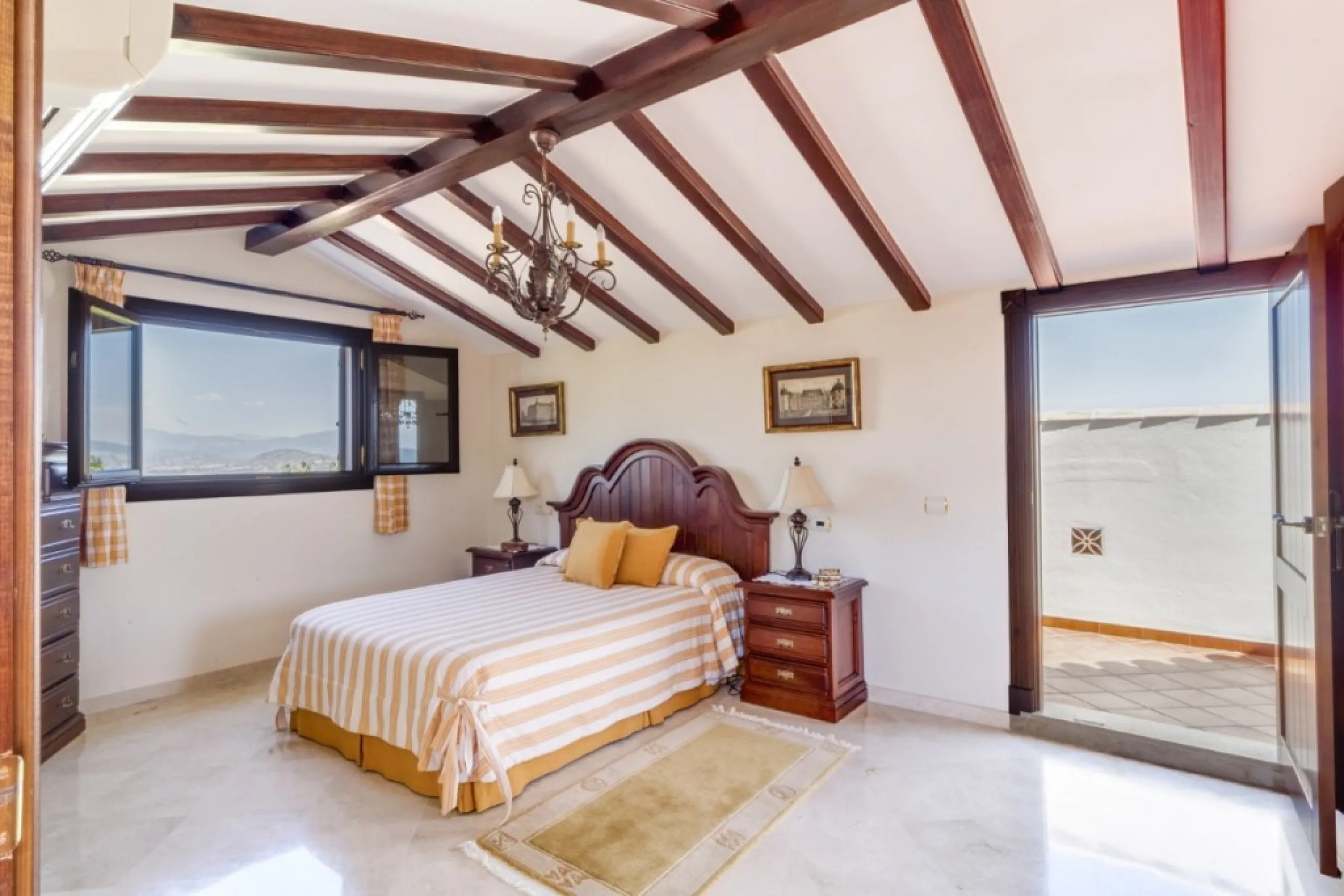House - Detached Villa в продаже в Alhaurín el Grande, Málaga. В доме 6 спален и 4 ванных комнат. Площадь дома 391 м². Площадь участка 751 м²
