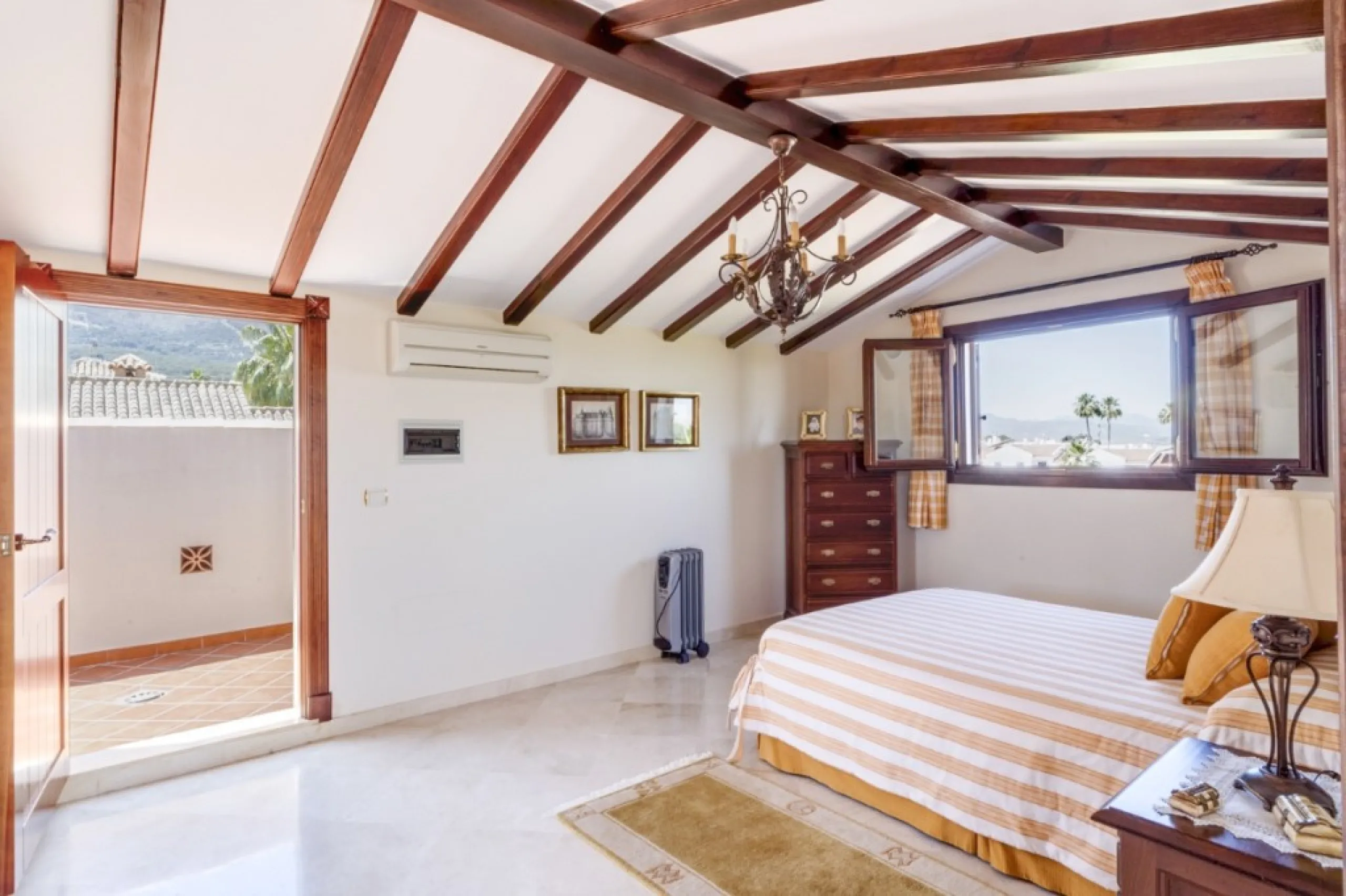 House - Detached Villa в продаже в Alhaurín el Grande, Málaga. В доме 6 спален и 4 ванных комнат. Площадь дома 391 м². Площадь участка 751 м²
