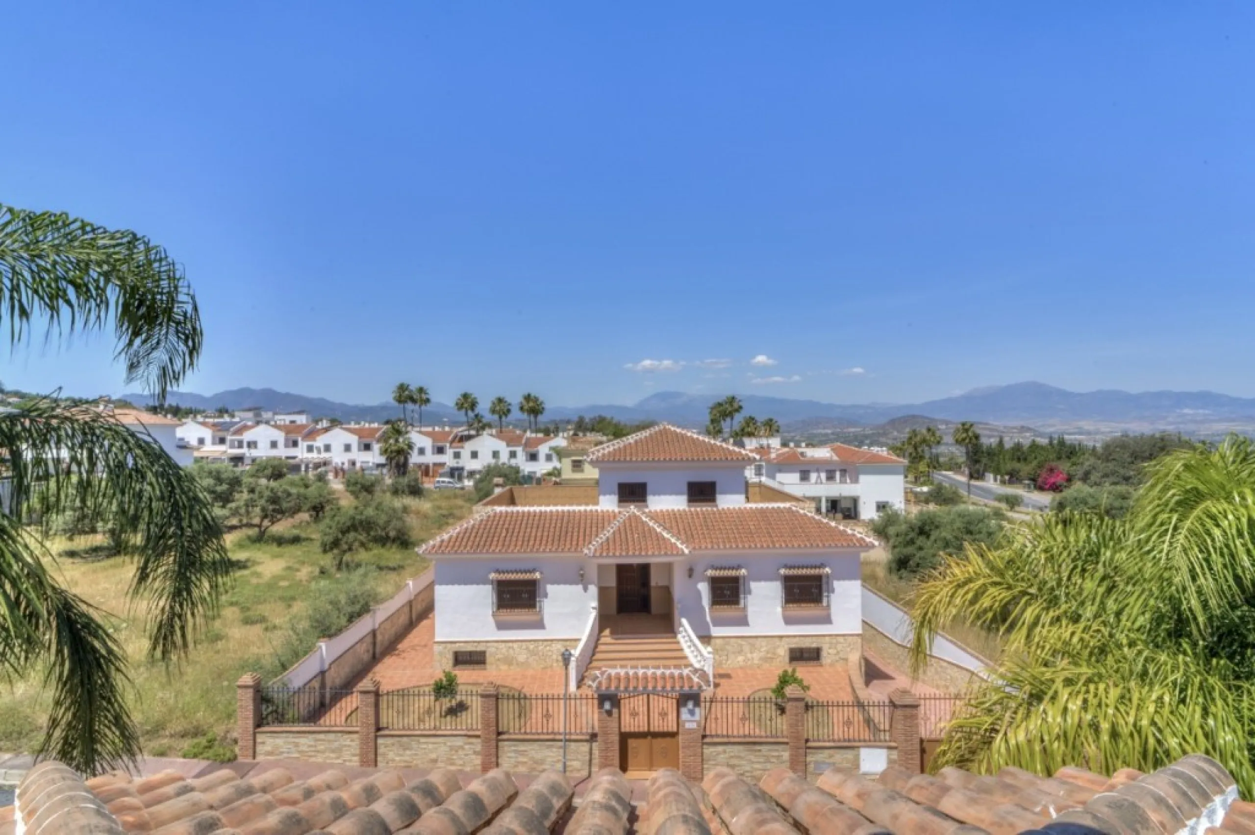 House - Detached Villa в продаже в Alhaurín el Grande, Málaga. В доме 6 спален и 4 ванных комнат. Площадь дома 391 м². Площадь участка 751 м²