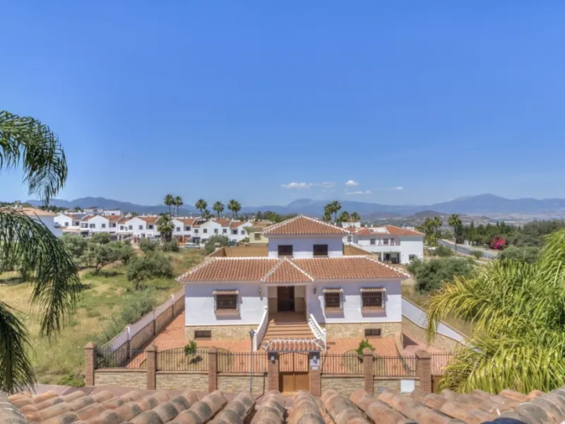 House - Detached Villa в продаже в Alhaurín el Grande, Málaga. В доме 6 спален и 4 ванных комнат. Площадь дома 391 м². Площадь участка 751 м²