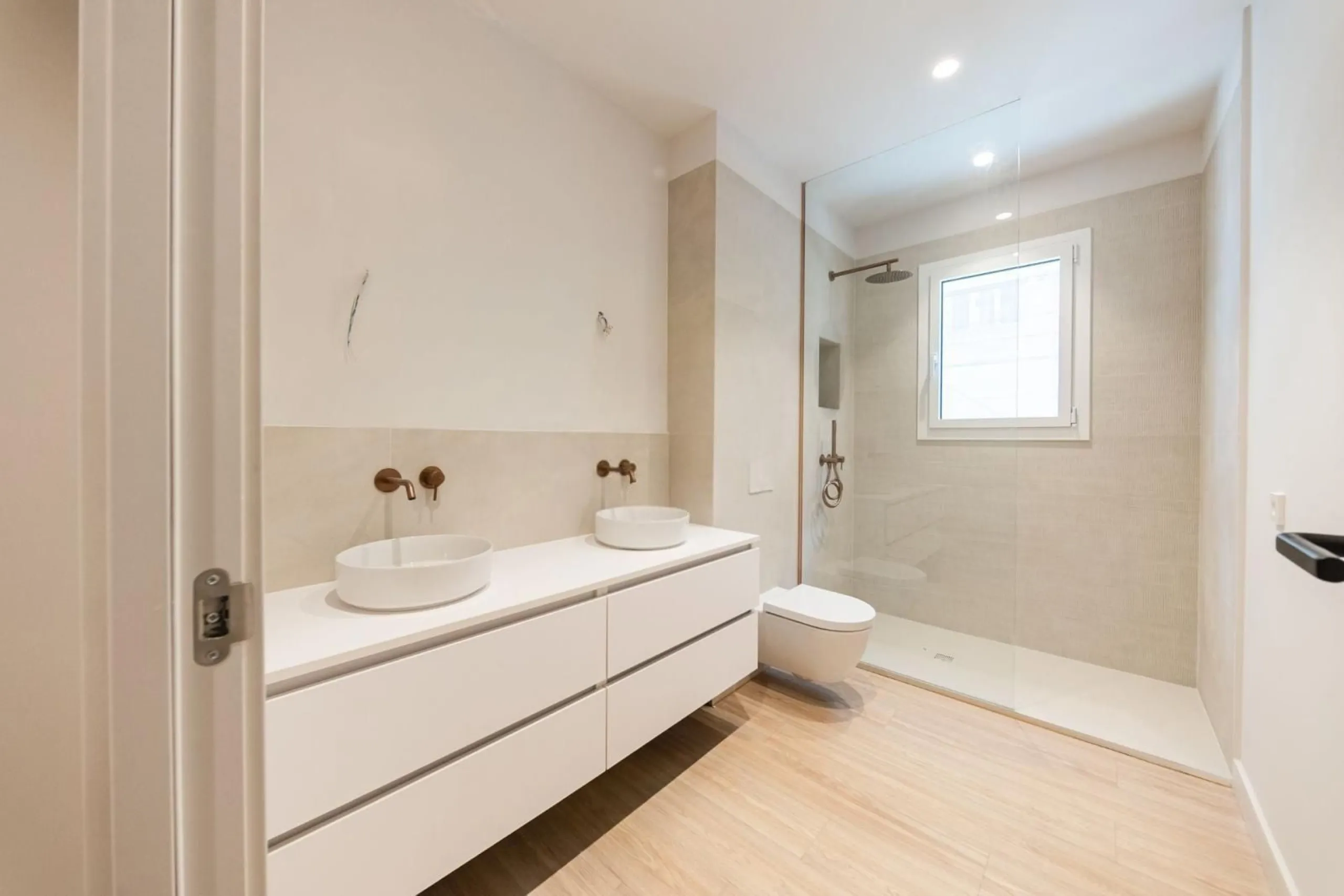 Exclusive renovated apartment with private garden in Barcelona