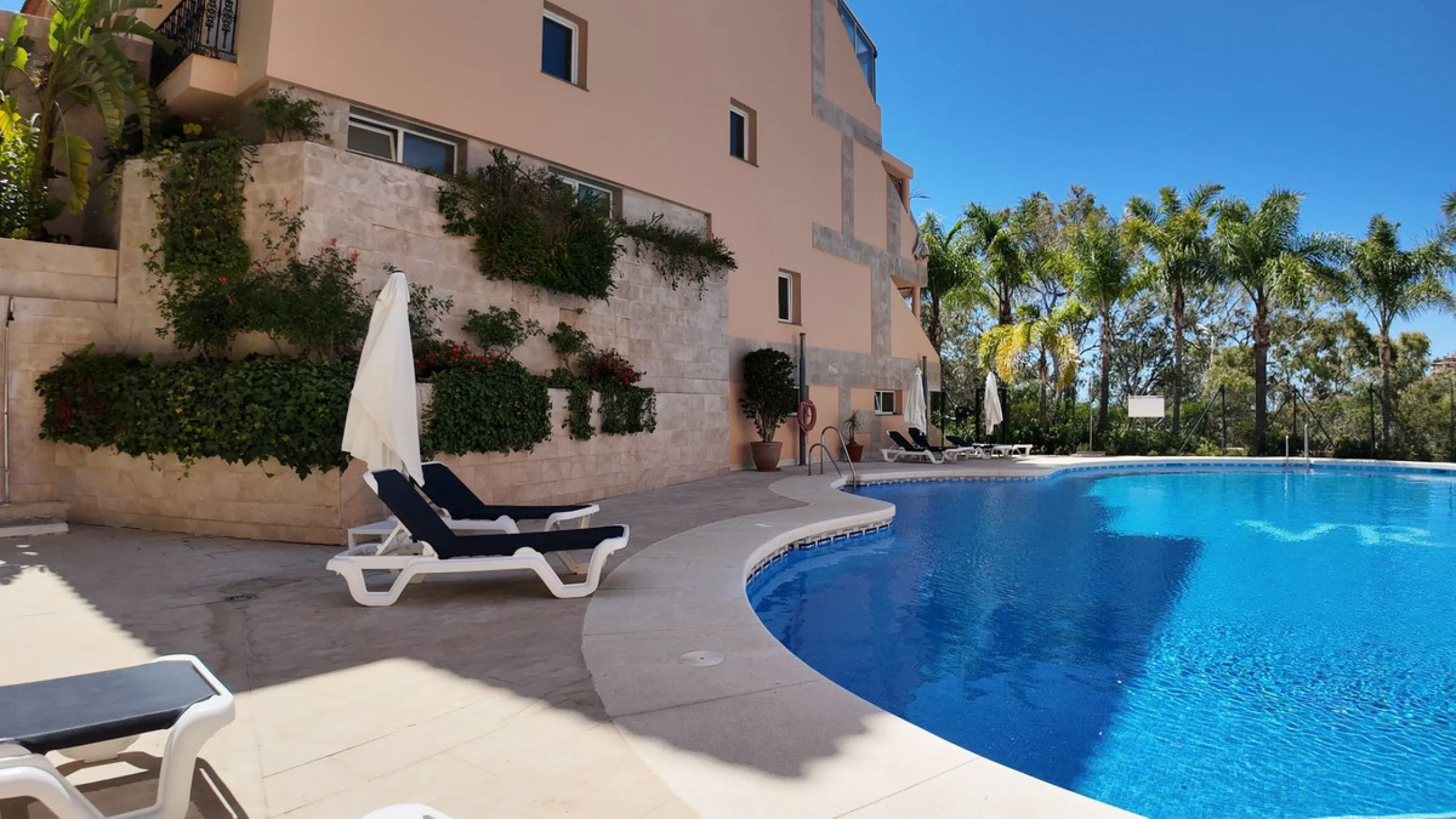 Traumwohnung in Nueva Andalucia: Privatsphäre, Komfort und Ruhe