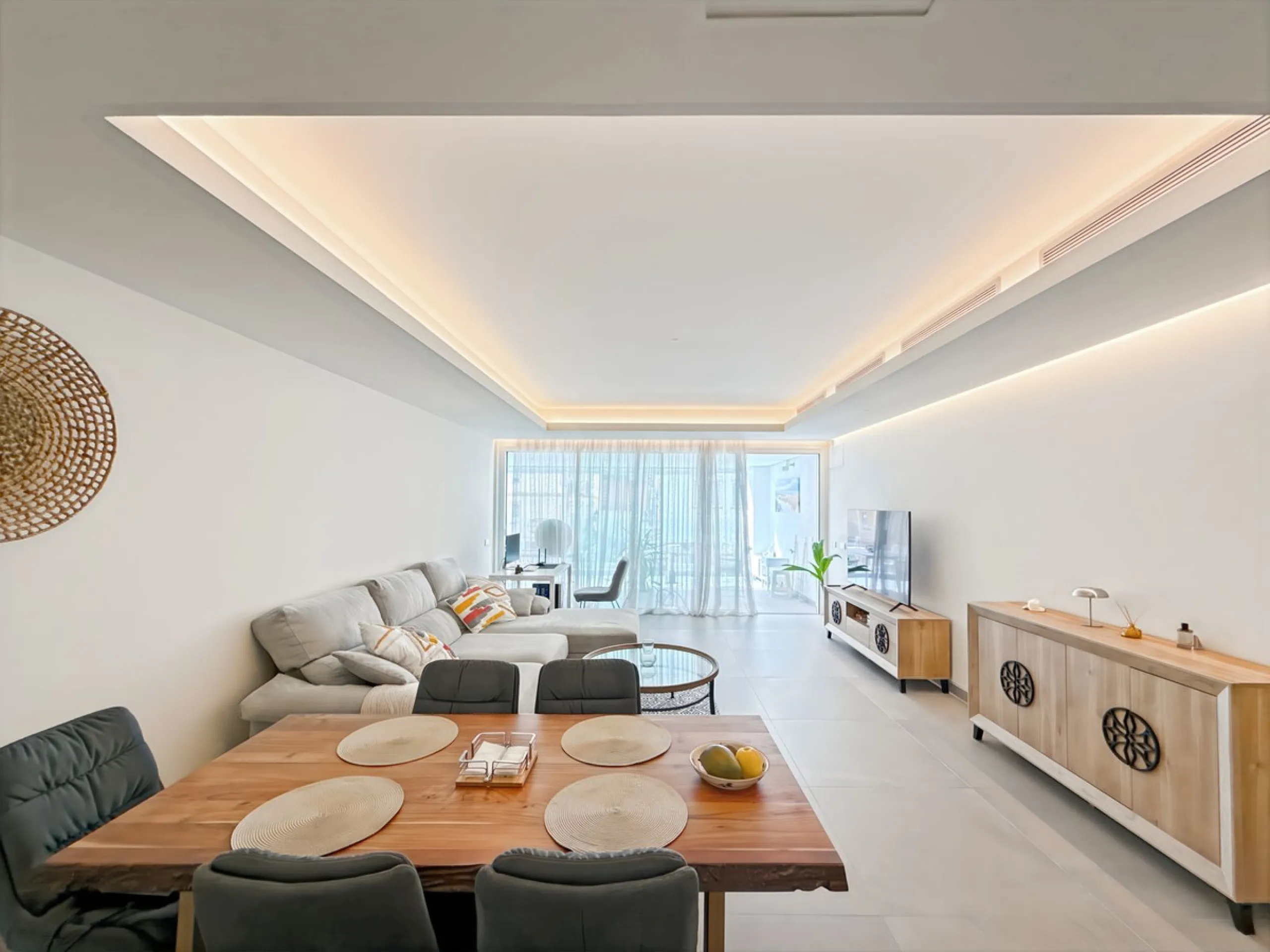 Right in the heart of Estepona's promenade, just across the endless blue of the Mediterranean, lies a home that's not just seen — it's felt. A place where every sunrise brings a sense of peace, where modern design and warmth blend in perfect harmony. This