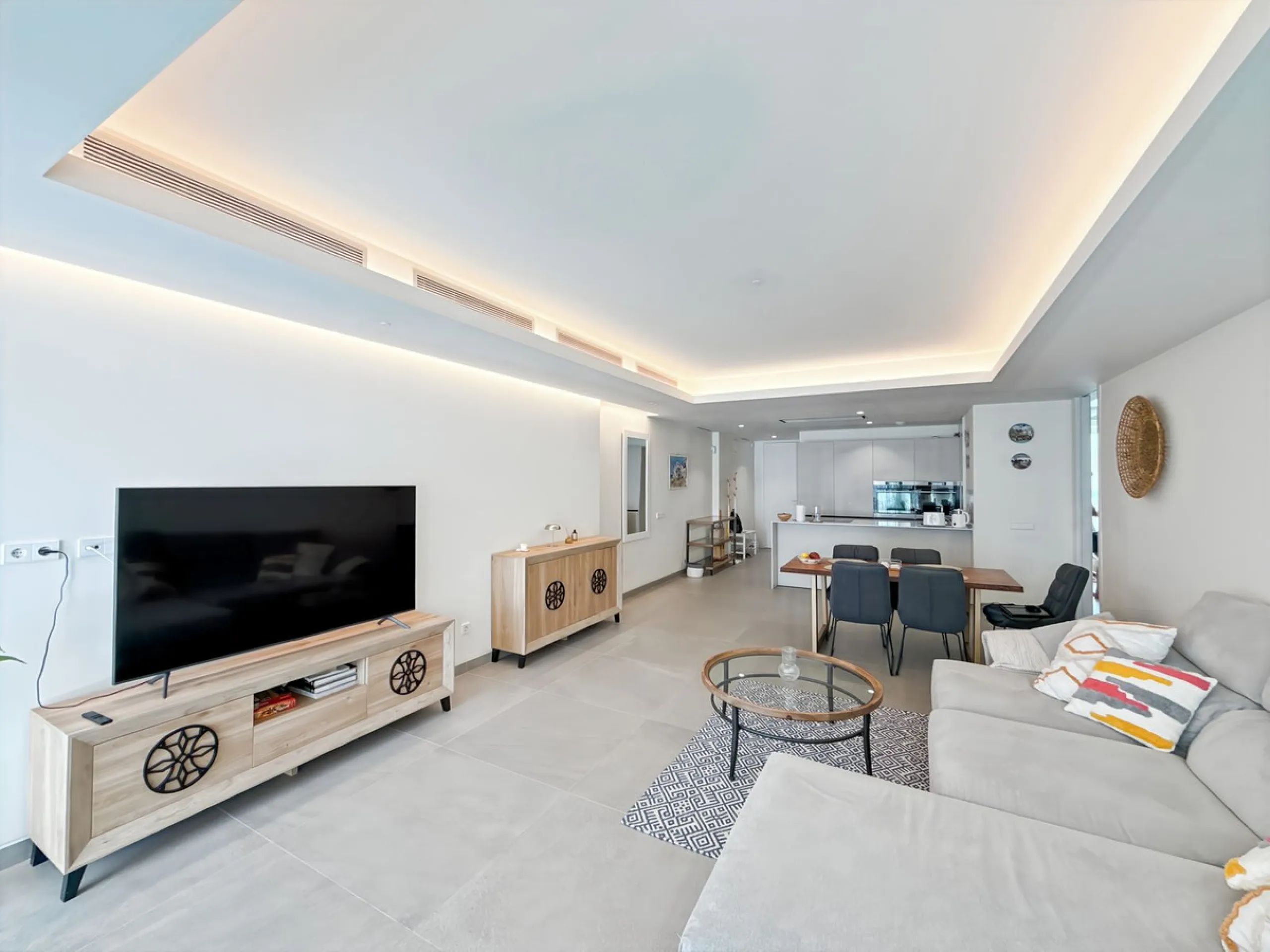 Right in the heart of Estepona's promenade, just across the endless blue of the Mediterranean, lies a home that's not just seen — it's felt. A place where every sunrise brings a sense of peace, where modern design and warmth blend in perfect harmony. This