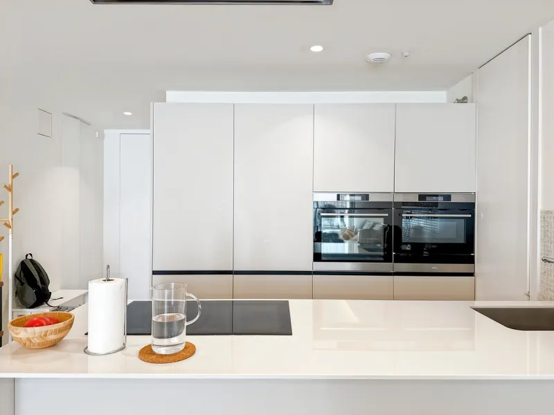 Right in the heart of Estepona's promenade, just across the endless blue of the Mediterranean, lies a home that's not just seen — it's felt. A place where every sunrise brings a sense of peace, where modern design and warmth blend in perfect harmony. This