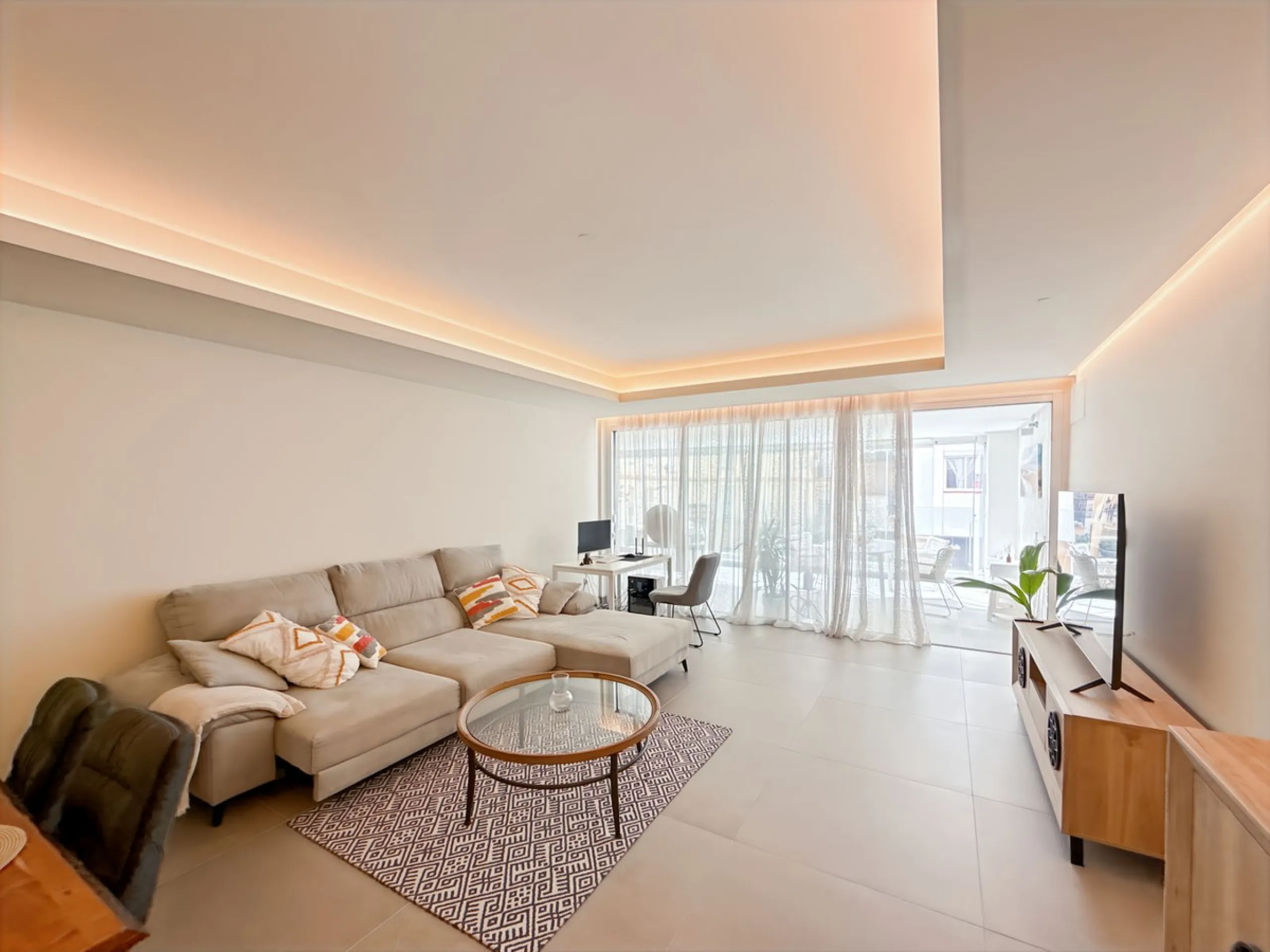 Right in the heart of Estepona's promenade, just across the endless blue of the Mediterranean, lies a home that's not just seen — it's felt. A place where every sunrise brings a sense of peace, where modern design and warmth blend in perfect harmony. This