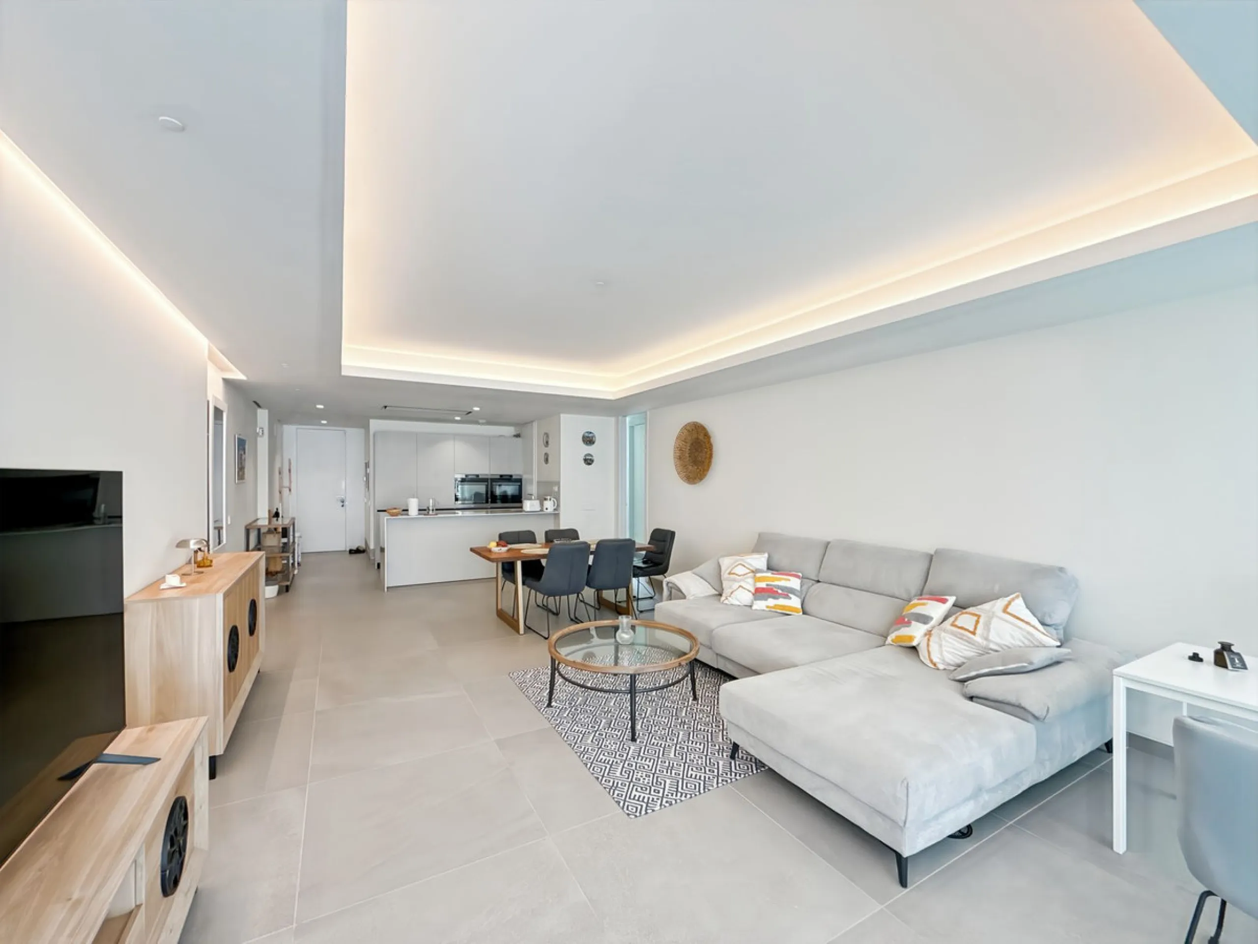 Right in the heart of Estepona's promenade, just across the endless blue of the Mediterranean, lies a home that's not just seen — it's felt. A place where every sunrise brings a sense of peace, where modern design and warmth blend in perfect harmony. This