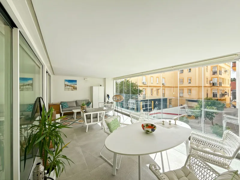 Right in the heart of Estepona's promenade, just across the endless blue of the Mediterranean, lies a home that's not just seen — it's felt. A place where every sunrise brings a sense of peace, where modern design and warmth blend in perfect harmony. This