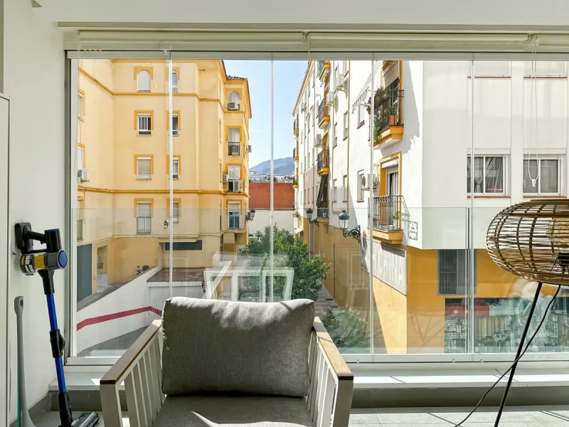 Right in the heart of Estepona's promenade, just across the endless blue of the Mediterranean, lies a home that's not just seen — it's felt. A place where every sunrise brings a sense of peace, where modern design and warmth blend in perfect harmony. This