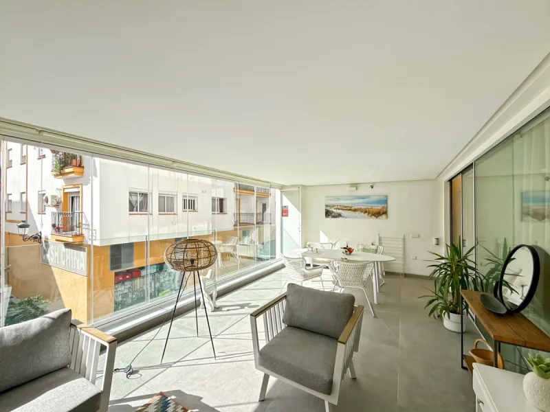 Right in the heart of Estepona's promenade, just across the endless blue of the Mediterranean, lies a home that's not just seen — it's felt. A place where every sunrise brings a sense of peace, where modern design and warmth blend in perfect harmony. This