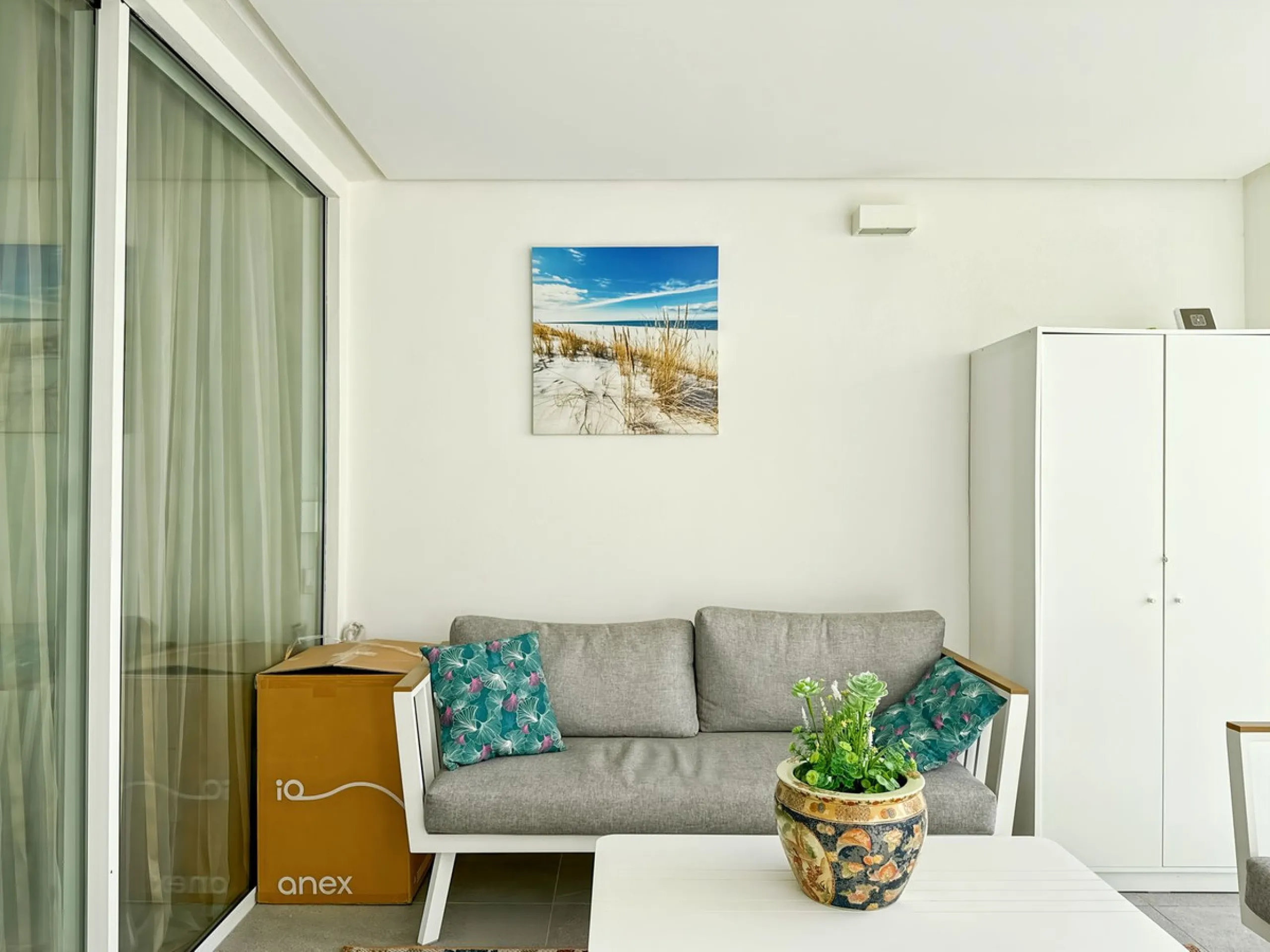 Right in the heart of Estepona's promenade, just across the endless blue of the Mediterranean, lies a home that's not just seen — it's felt. A place where every sunrise brings a sense of peace, where modern design and warmth blend in perfect harmony. This