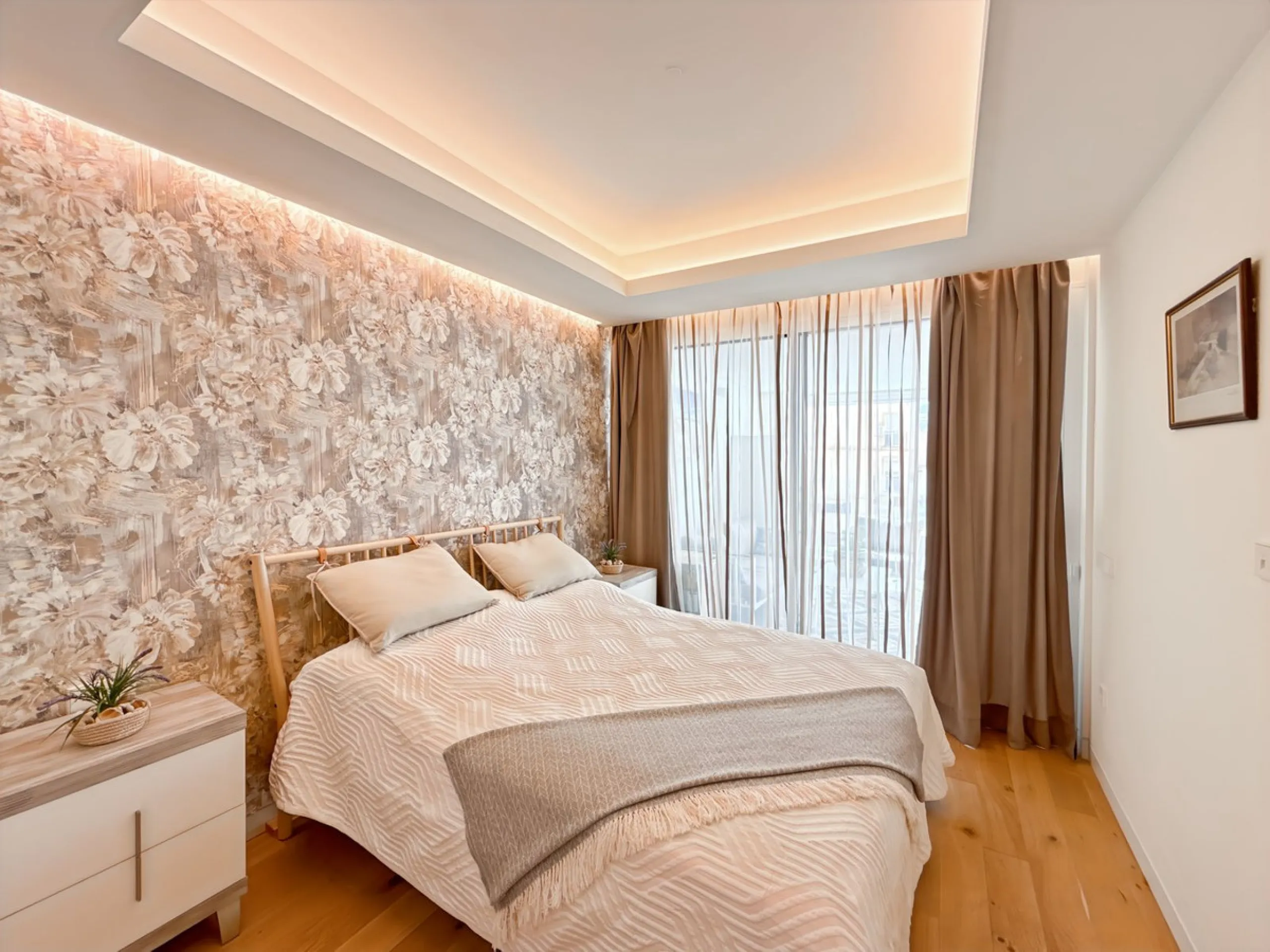 Right in the heart of Estepona's promenade, just across the endless blue of the Mediterranean, lies a home that's not just seen — it's felt. A place where every sunrise brings a sense of peace, where modern design and warmth blend in perfect harmony. This