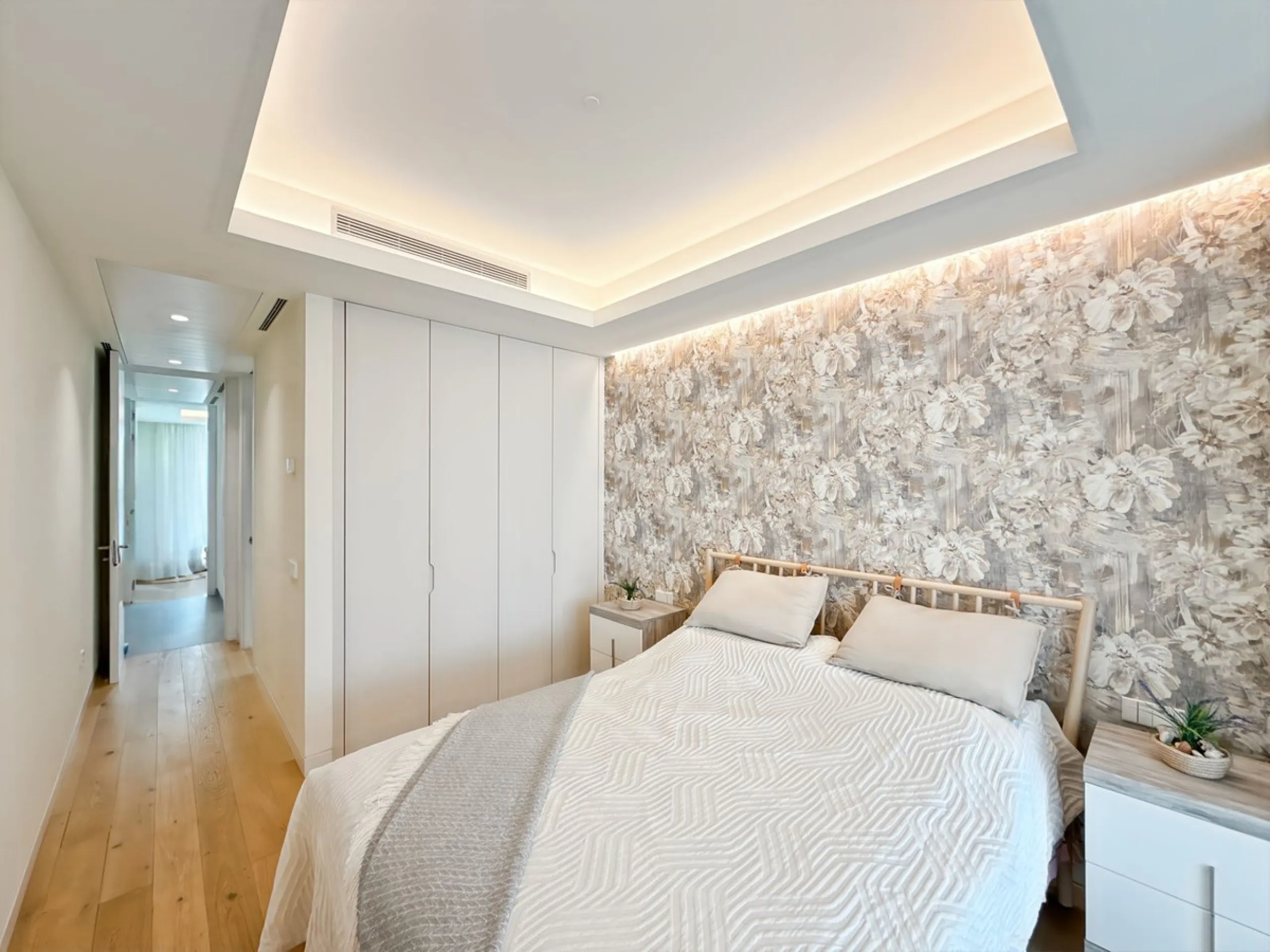 Right in the heart of Estepona's promenade, just across the endless blue of the Mediterranean, lies a home that's not just seen — it's felt. A place where every sunrise brings a sense of peace, where modern design and warmth blend in perfect harmony. This