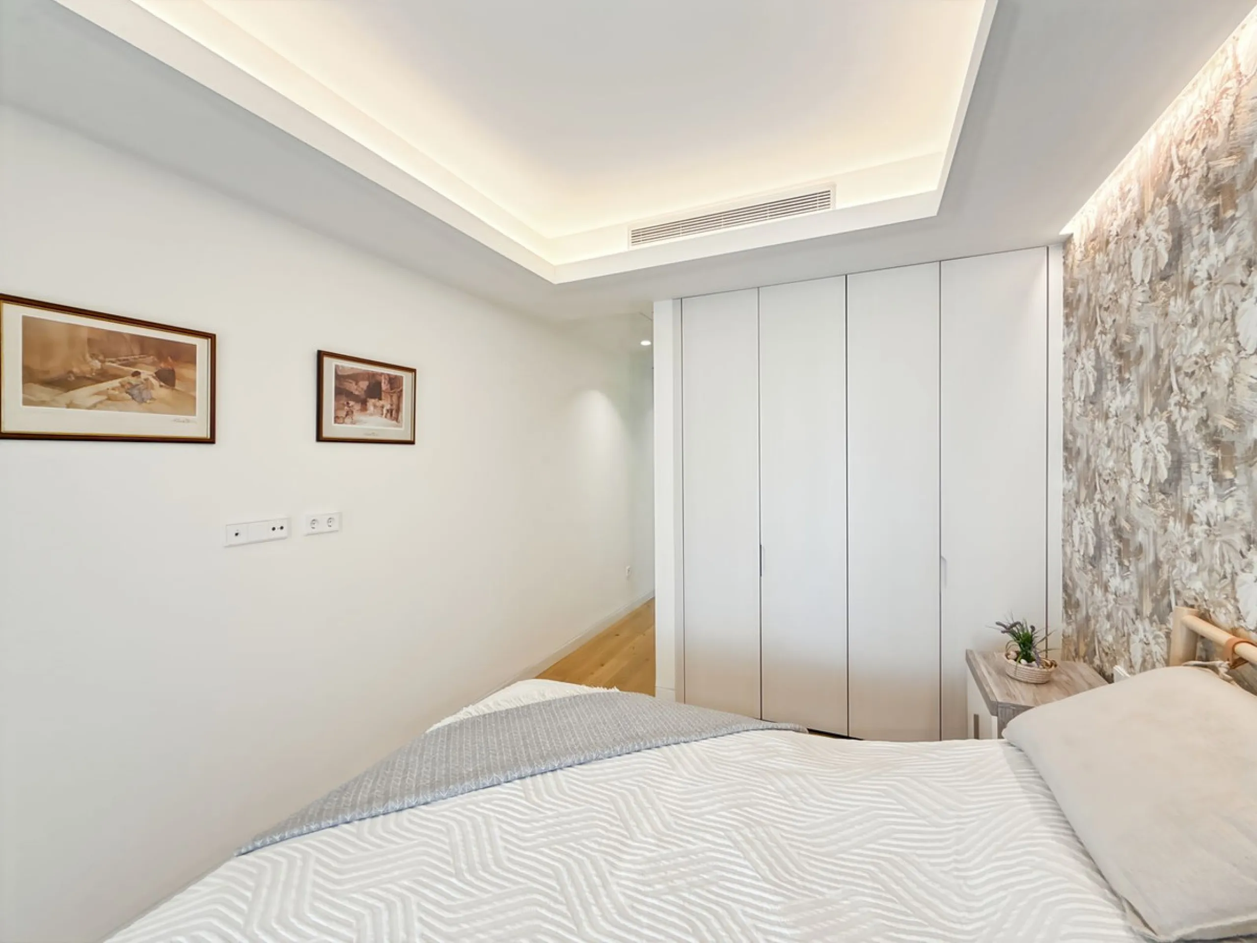 Right in the heart of Estepona's promenade, just across the endless blue of the Mediterranean, lies a home that's not just seen — it's felt. A place where every sunrise brings a sense of peace, where modern design and warmth blend in perfect harmony. This