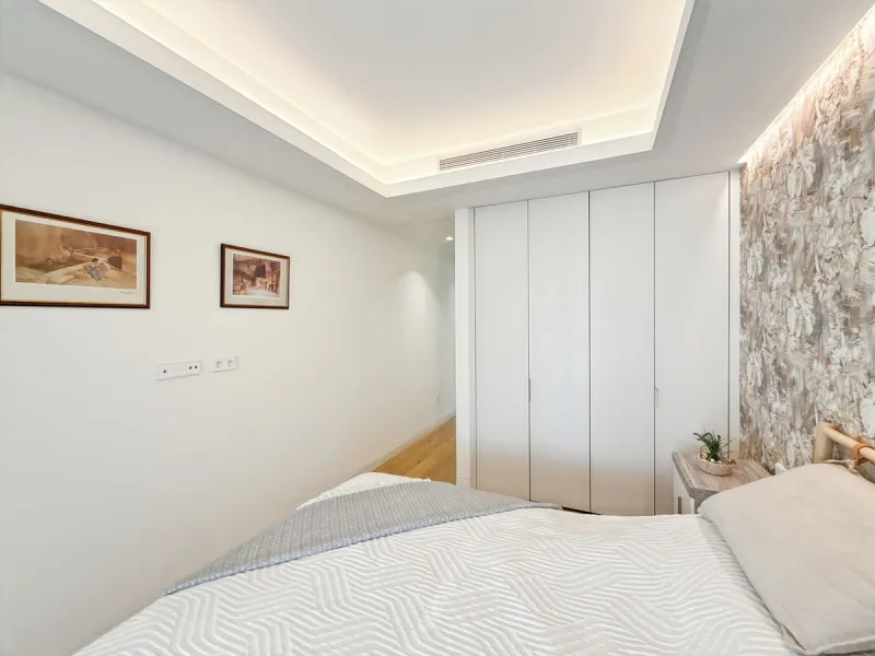 Right in the heart of Estepona's promenade, just across the endless blue of the Mediterranean, lies a home that's not just seen — it's felt. A place where every sunrise brings a sense of peace, where modern design and warmth blend in perfect harmony. This