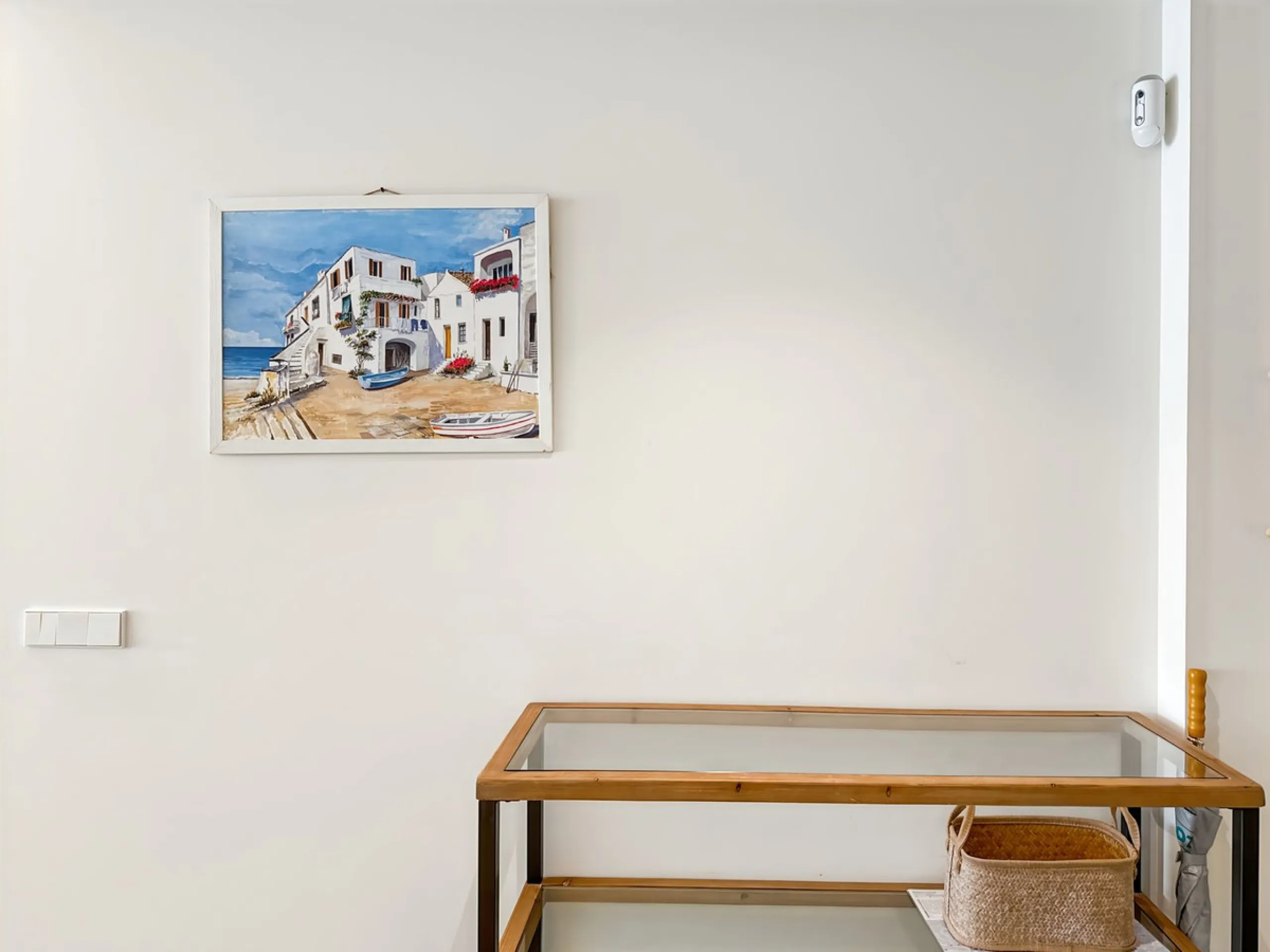 Right in the heart of Estepona's promenade, just across the endless blue of the Mediterranean, lies a home that's not just seen — it's felt. A place where every sunrise brings a sense of peace, where modern design and warmth blend in perfect harmony. This