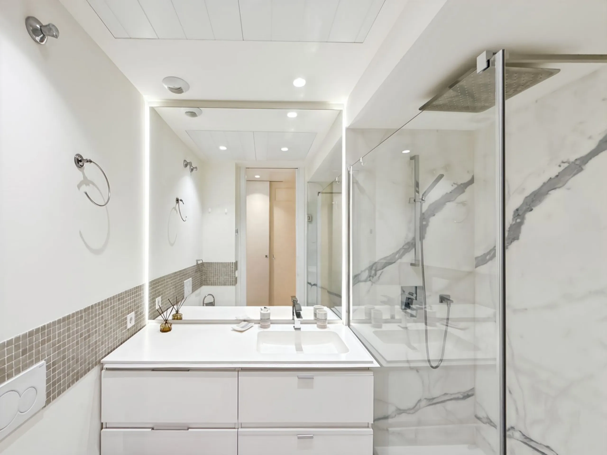 Right in the heart of Estepona's promenade, just across the endless blue of the Mediterranean, lies a home that's not just seen — it's felt. A place where every sunrise brings a sense of peace, where modern design and warmth blend in perfect harmony. This