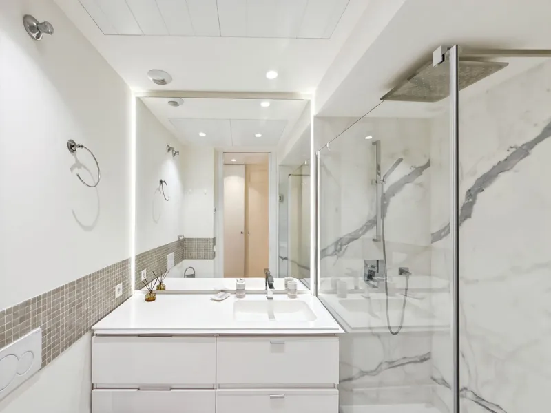 Right in the heart of Estepona's promenade, just across the endless blue of the Mediterranean, lies a home that's not just seen — it's felt. A place where every sunrise brings a sense of peace, where modern design and warmth blend in perfect harmony. This