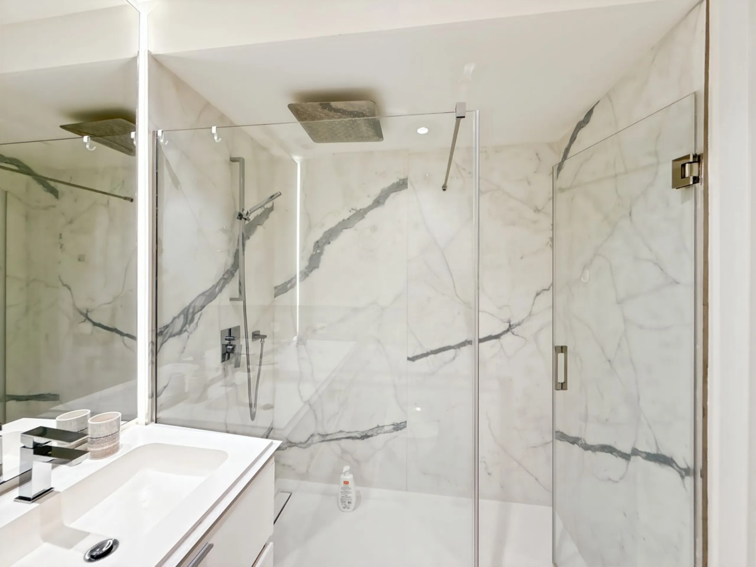 Right in the heart of Estepona's promenade, just across the endless blue of the Mediterranean, lies a home that's not just seen — it's felt. A place where every sunrise brings a sense of peace, where modern design and warmth blend in perfect harmony. This