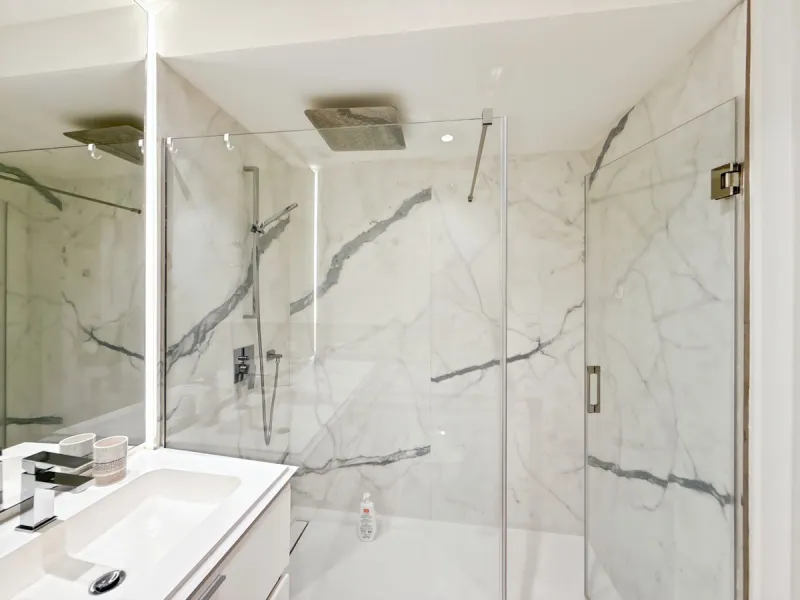 Right in the heart of Estepona's promenade, just across the endless blue of the Mediterranean, lies a home that's not just seen — it's felt. A place where every sunrise brings a sense of peace, where modern design and warmth blend in perfect harmony. This