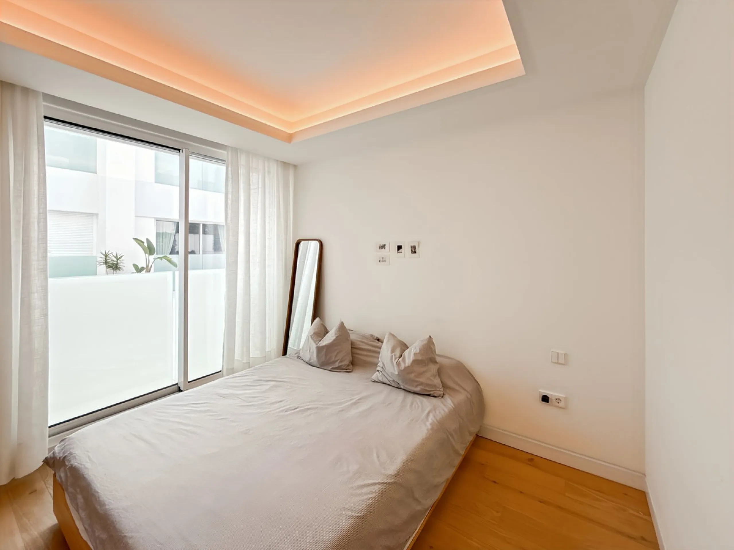 Right in the heart of Estepona's promenade, just across the endless blue of the Mediterranean, lies a home that's not just seen — it's felt. A place where every sunrise brings a sense of peace, where modern design and warmth blend in perfect harmony. This