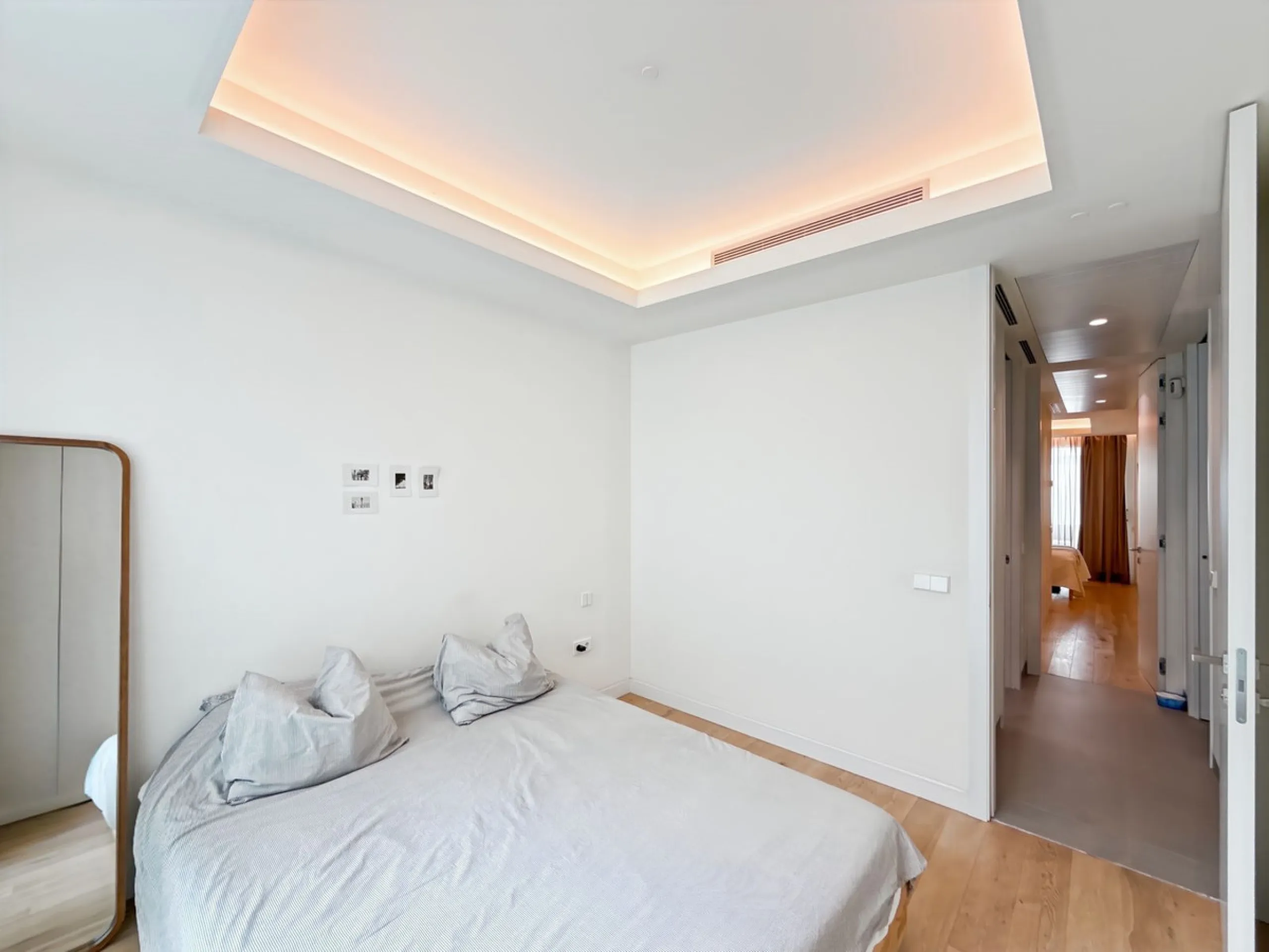 Right in the heart of Estepona's promenade, just across the endless blue of the Mediterranean, lies a home that's not just seen — it's felt. A place where every sunrise brings a sense of peace, where modern design and warmth blend in perfect harmony. This
