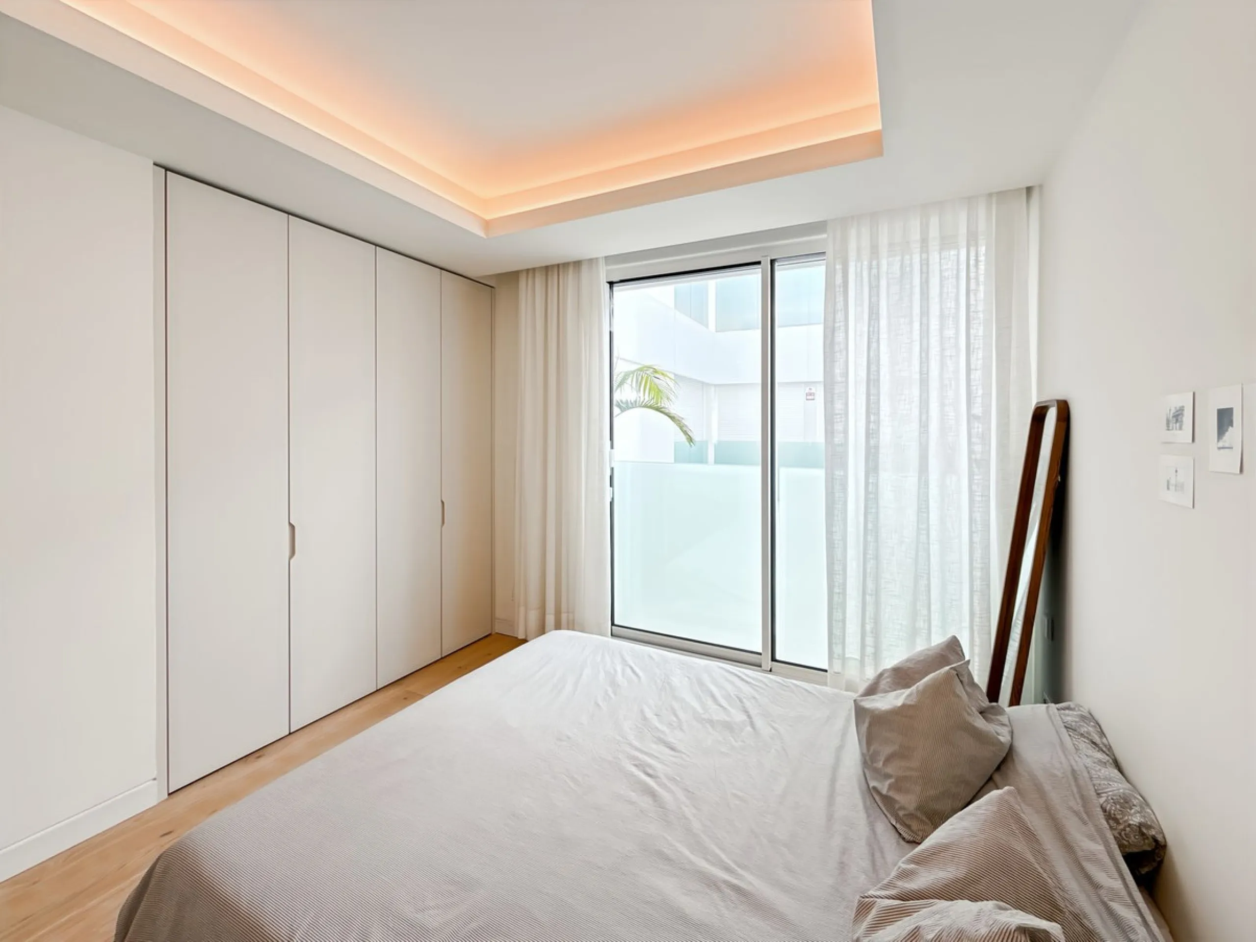 Right in the heart of Estepona's promenade, just across the endless blue of the Mediterranean, lies a home that's not just seen — it's felt. A place where every sunrise brings a sense of peace, where modern design and warmth blend in perfect harmony. This