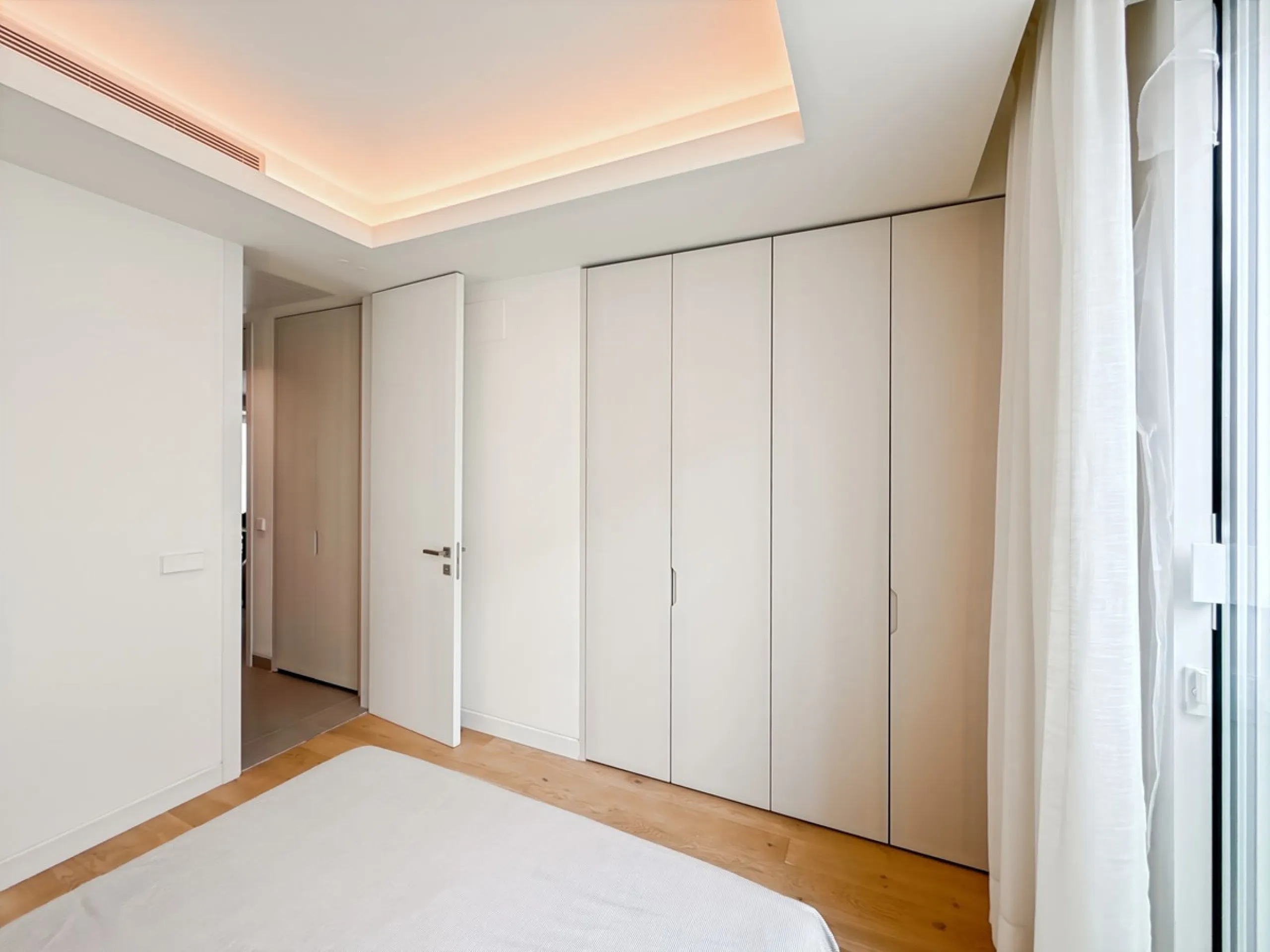 Right in the heart of Estepona's promenade, just across the endless blue of the Mediterranean, lies a home that's not just seen — it's felt. A place where every sunrise brings a sense of peace, where modern design and warmth blend in perfect harmony. This