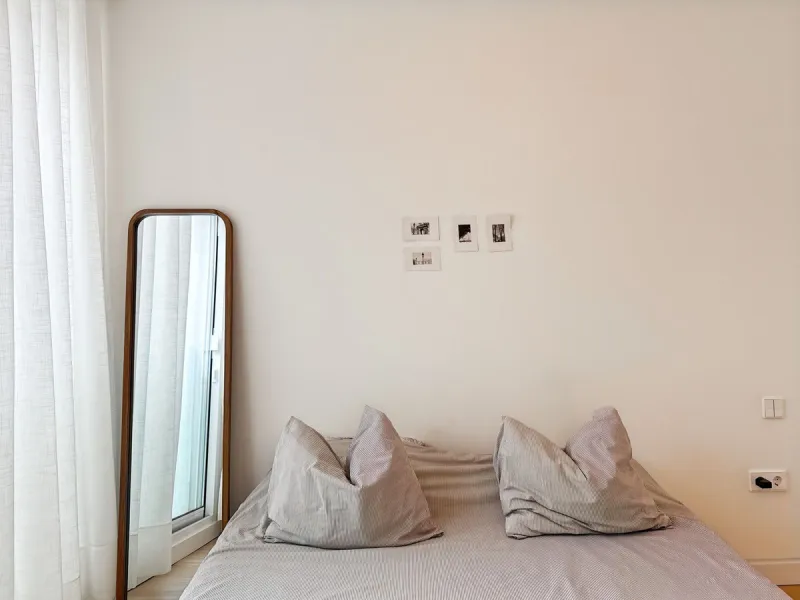 Right in the heart of Estepona's promenade, just across the endless blue of the Mediterranean, lies a home that's not just seen — it's felt. A place where every sunrise brings a sense of peace, where modern design and warmth blend in perfect harmony. This