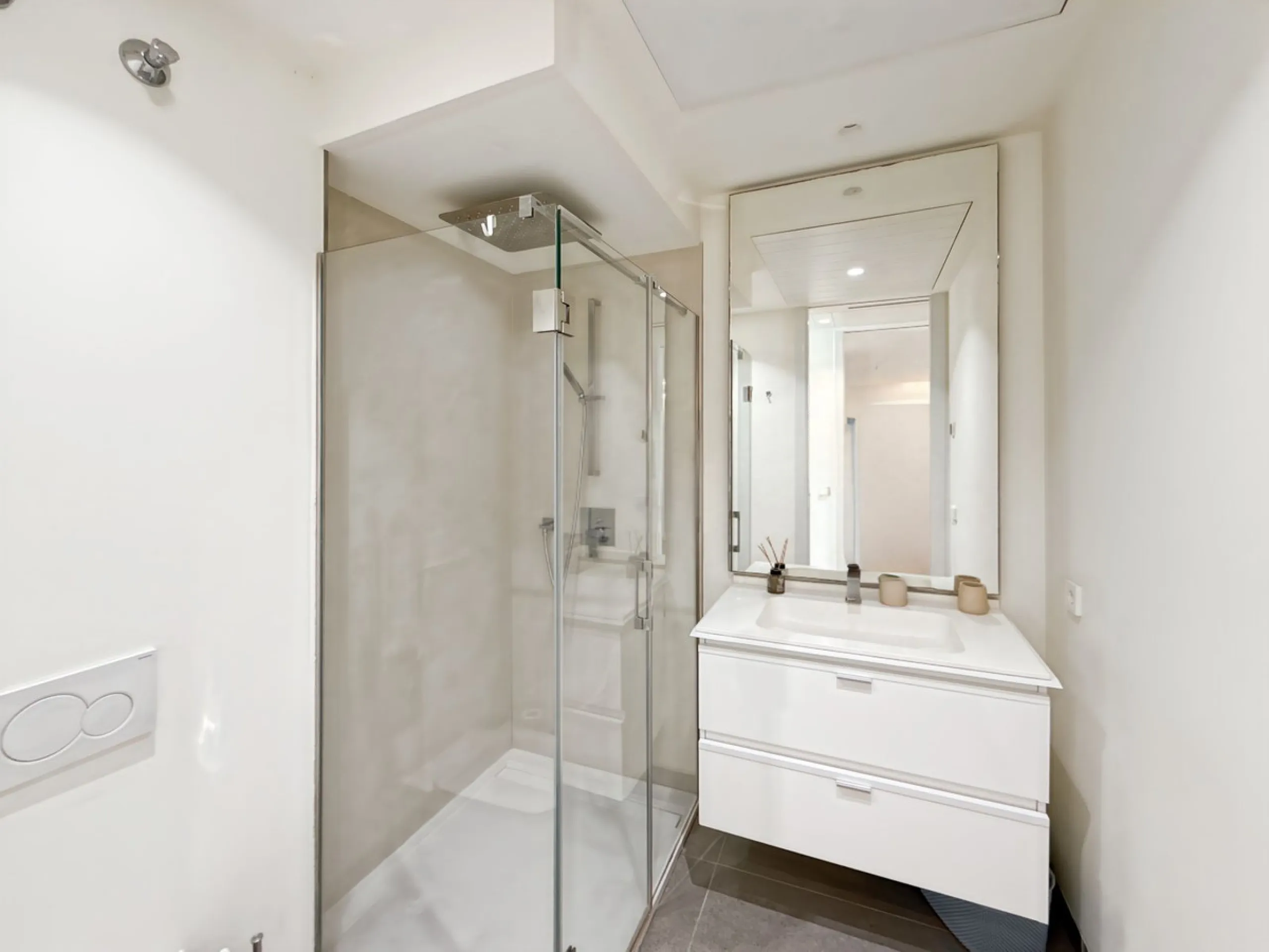 Right in the heart of Estepona's promenade, just across the endless blue of the Mediterranean, lies a home that's not just seen — it's felt. A place where every sunrise brings a sense of peace, where modern design and warmth blend in perfect harmony. This