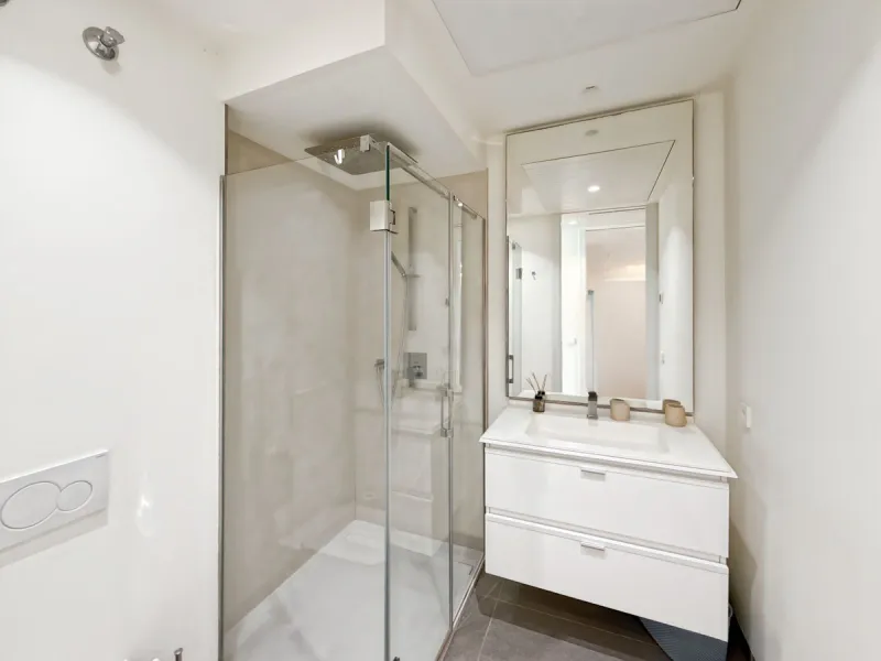 Right in the heart of Estepona's promenade, just across the endless blue of the Mediterranean, lies a home that's not just seen — it's felt. A place where every sunrise brings a sense of peace, where modern design and warmth blend in perfect harmony. This
