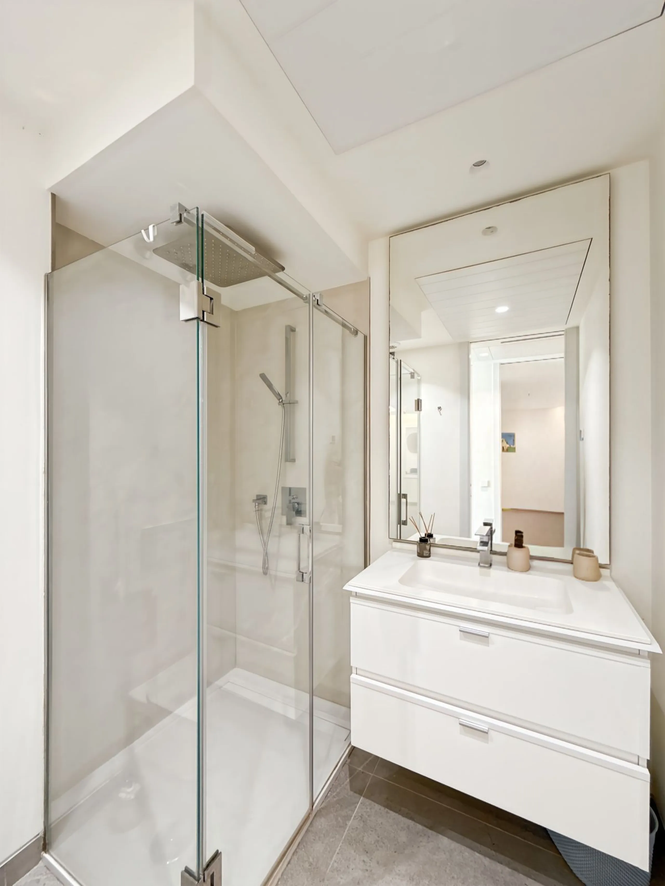 Right in the heart of Estepona's promenade, just across the endless blue of the Mediterranean, lies a home that's not just seen — it's felt. A place where every sunrise brings a sense of peace, where modern design and warmth blend in perfect harmony. This