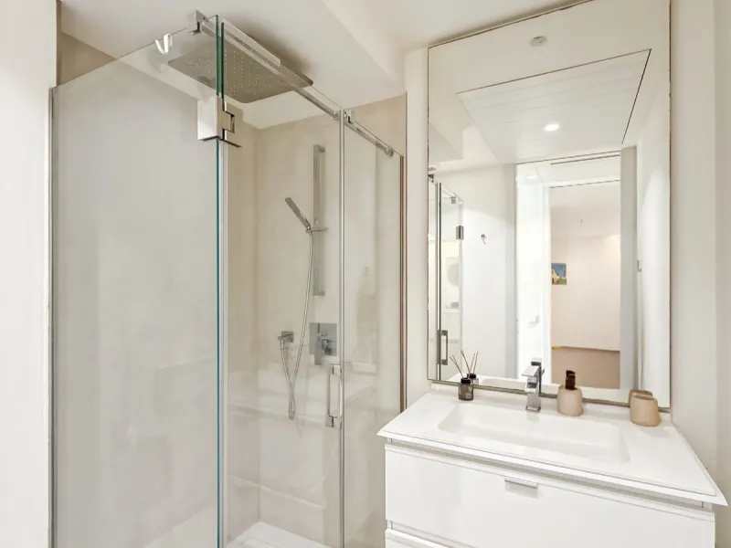 Right in the heart of Estepona's promenade, just across the endless blue of the Mediterranean, lies a home that's not just seen — it's felt. A place where every sunrise brings a sense of peace, where modern design and warmth blend in perfect harmony. This
