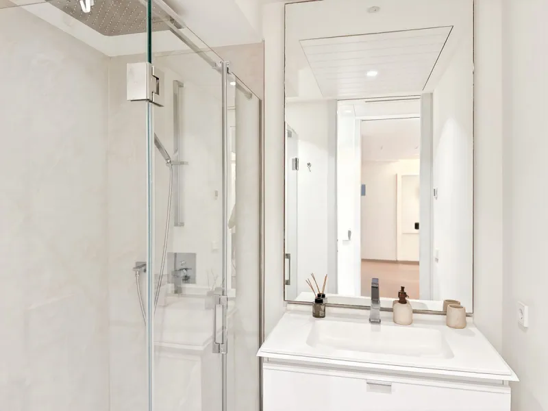 Right in the heart of Estepona's promenade, just across the endless blue of the Mediterranean, lies a home that's not just seen — it's felt. A place where every sunrise brings a sense of peace, where modern design and warmth blend in perfect harmony. This