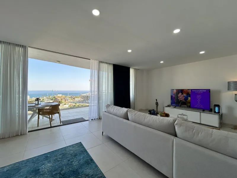 Spacious and bright 2-bedroom apartment for sale with a large terrace and stunning sea views, located in the prestigious Higuerón West development.