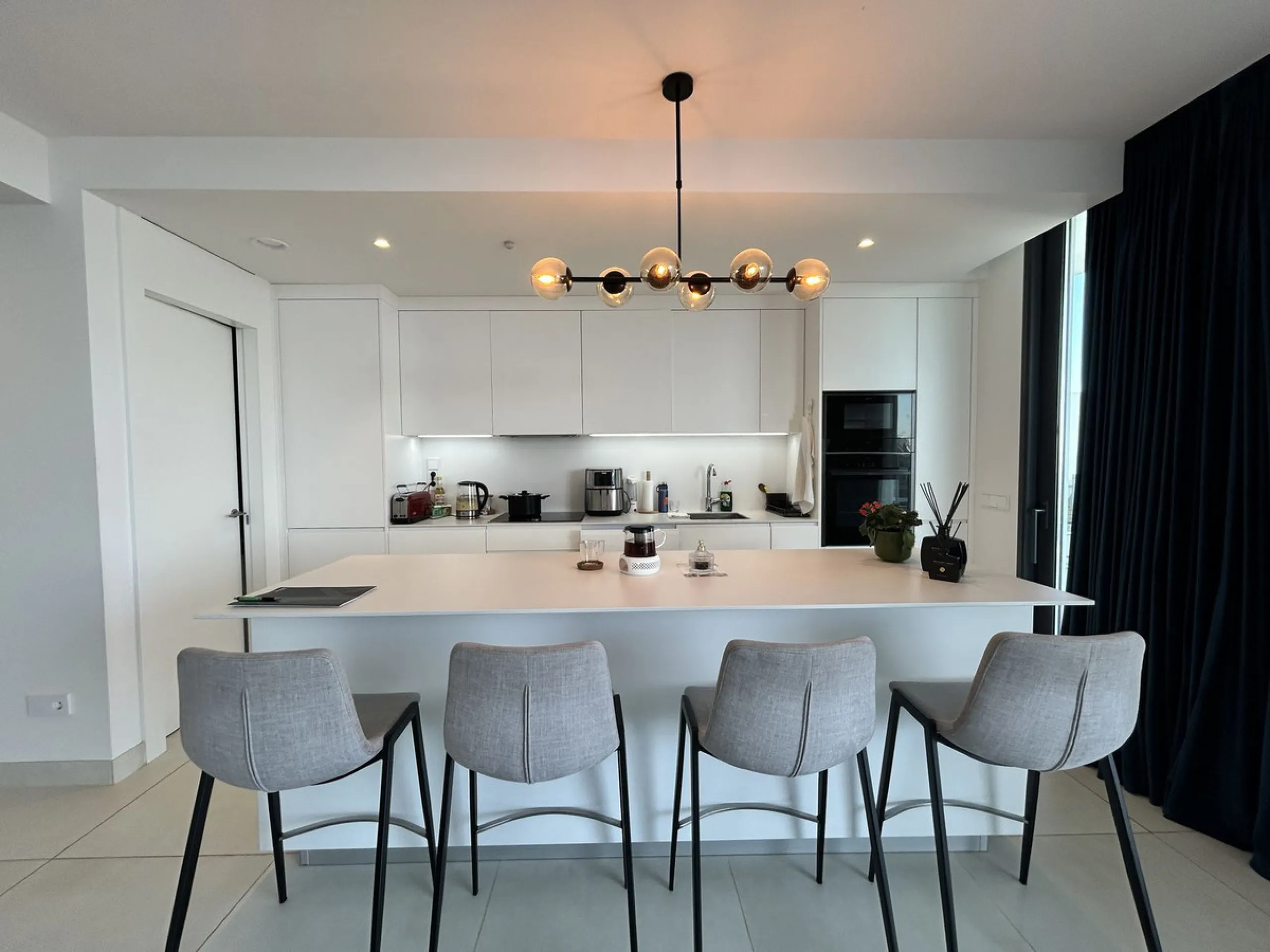 Spacious and bright 2-bedroom apartment for sale with a large terrace and stunning sea views, located in the prestigious Higuerón West development.