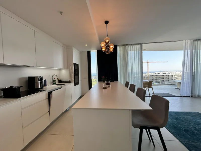 Spacious and bright 2-bedroom apartment for sale with a large terrace and stunning sea views, located in the prestigious Higuerón West development.