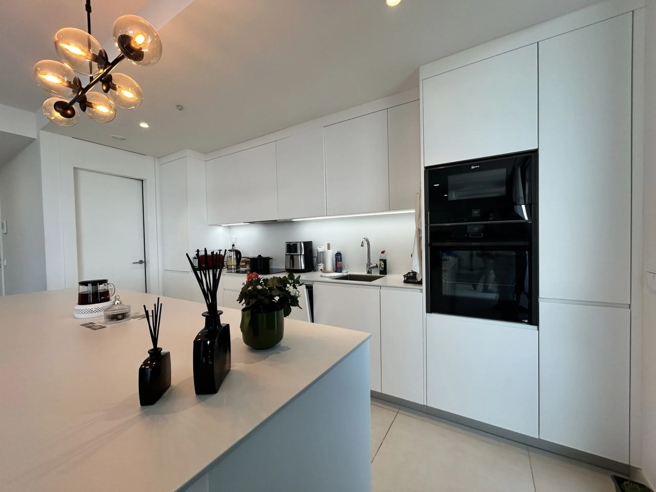 Spacious and bright 2-bedroom apartment for sale with a large terrace and stunning sea views, located in the prestigious Higuerón West development.