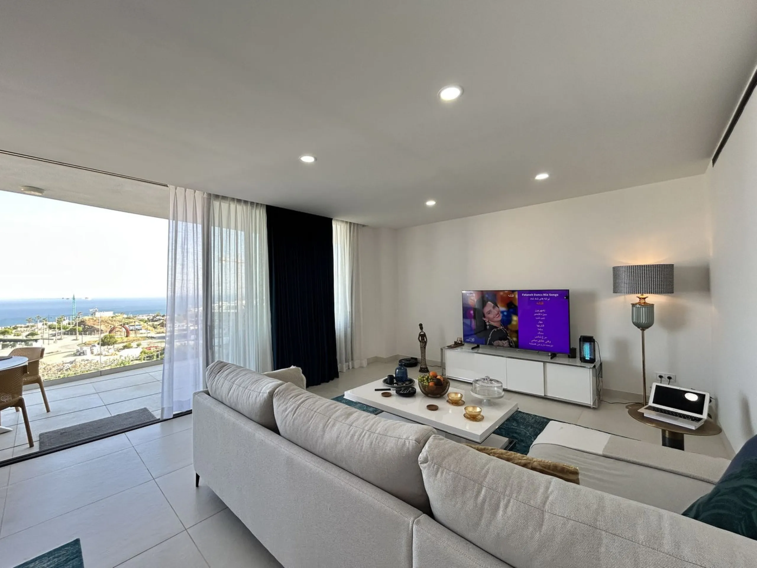 Spacious and bright 2-bedroom apartment for sale with a large terrace and stunning sea views, located in the prestigious Higuerón West development.