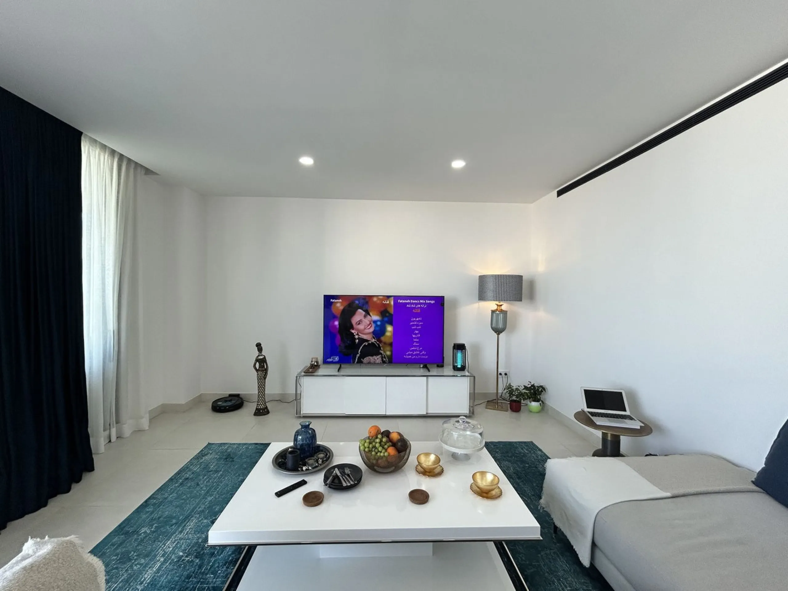 Spacious and bright 2-bedroom apartment for sale with a large terrace and stunning sea views, located in the prestigious Higuerón West development.