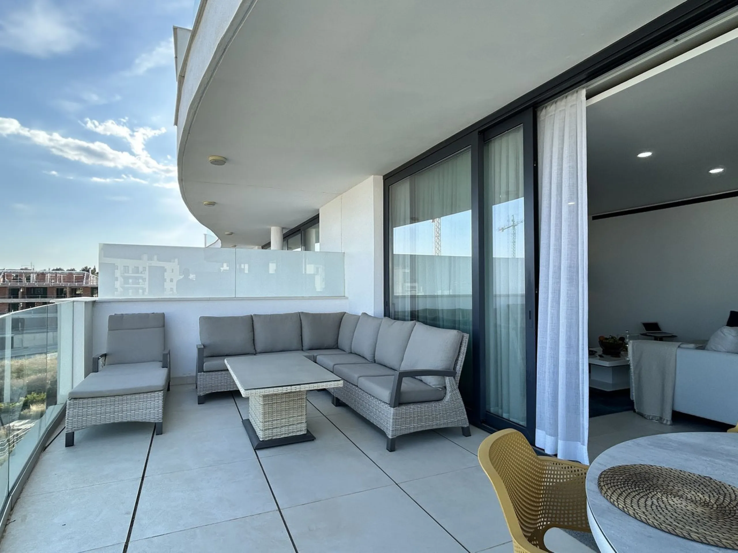 Spacious and bright 2-bedroom apartment for sale with a large terrace and stunning sea views, located in the prestigious Higuerón West development.