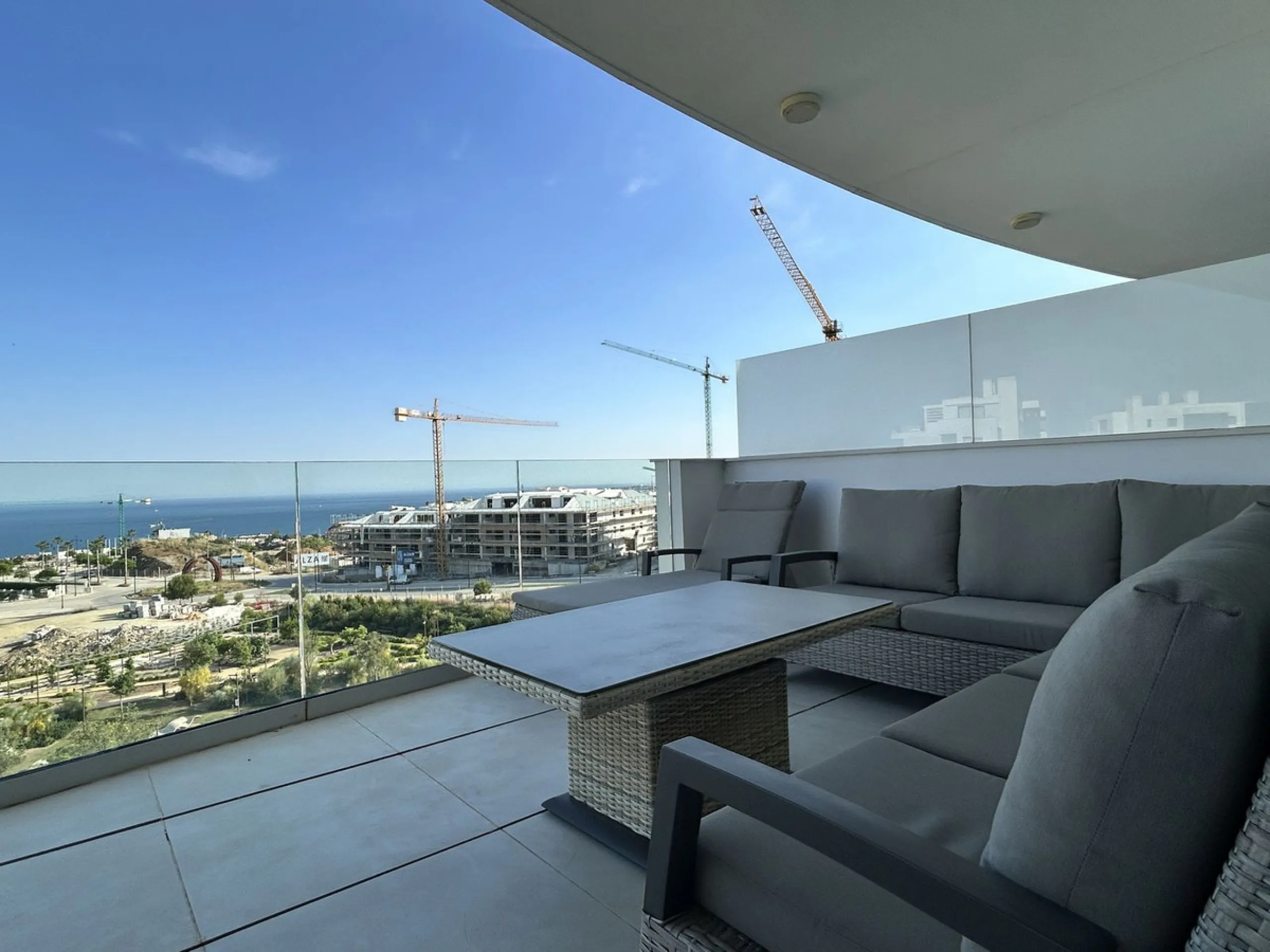 Spacious and bright 2-bedroom apartment for sale with a large terrace and stunning sea views, located in the prestigious Higuerón West development.